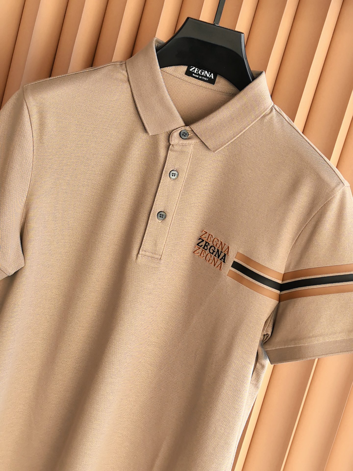 ZEGNA 杰尼亚2026精选丝光双面珠地面料，经丝光处理后织物表面形成细腻光泽，触感如丝绸般柔滑；双面