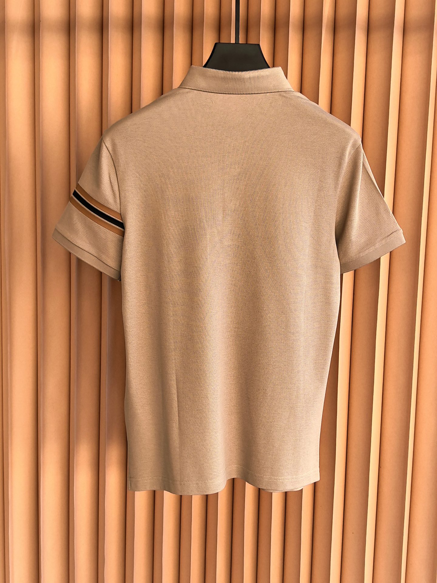 ZEGNA 杰尼亚2026精选丝光双面珠地面料，经丝光处理后织物表面形成细腻光泽，触感如丝绸般柔滑；双面