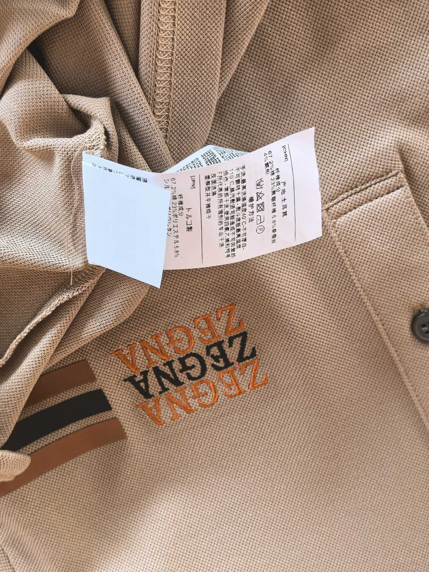 ZEGNA 杰尼亚2026精选丝光双面珠地面料，经丝光处理后织物表面形成细腻光泽，触感如丝绸般柔滑；双面