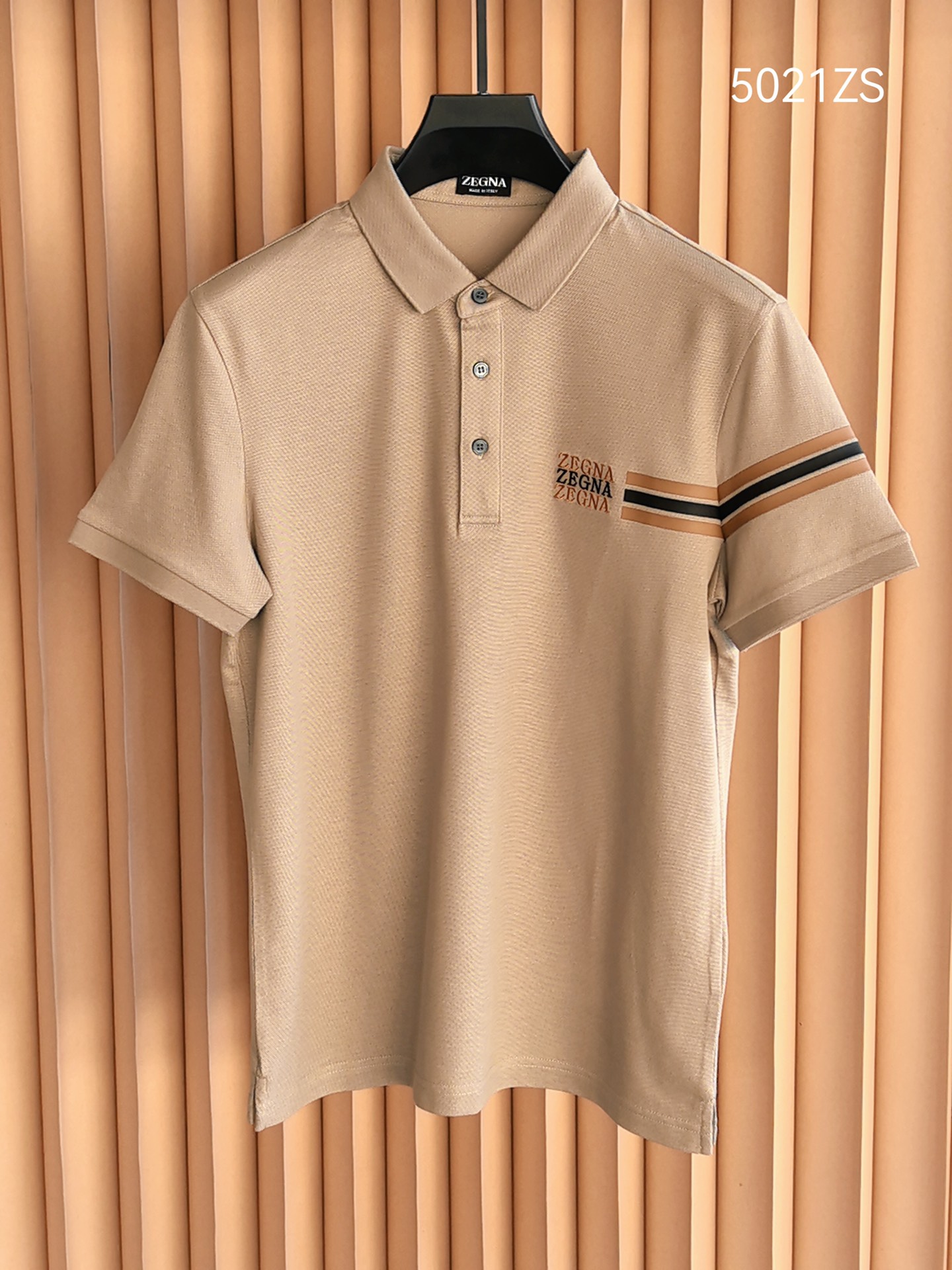 ZEGNA 杰尼亚2026精选丝光双面珠地面料，经丝光处理后织物表面形成细腻光泽，触感如丝绸般柔滑；双面