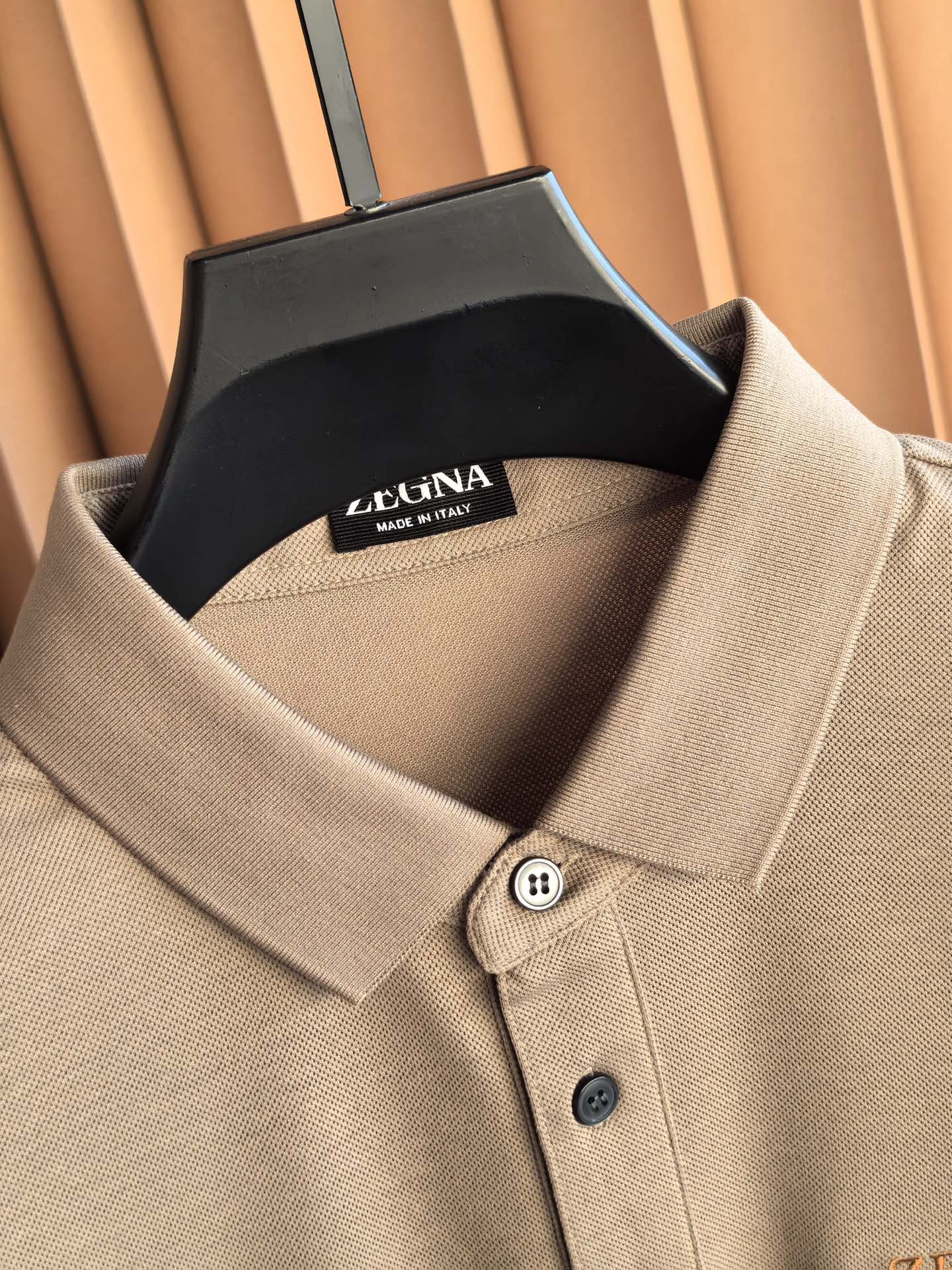 ZEGNA 杰尼亚2026精选丝光双面珠地面料，经丝光处理后织物表面形成细腻光泽，触感如丝绸般柔滑；双面