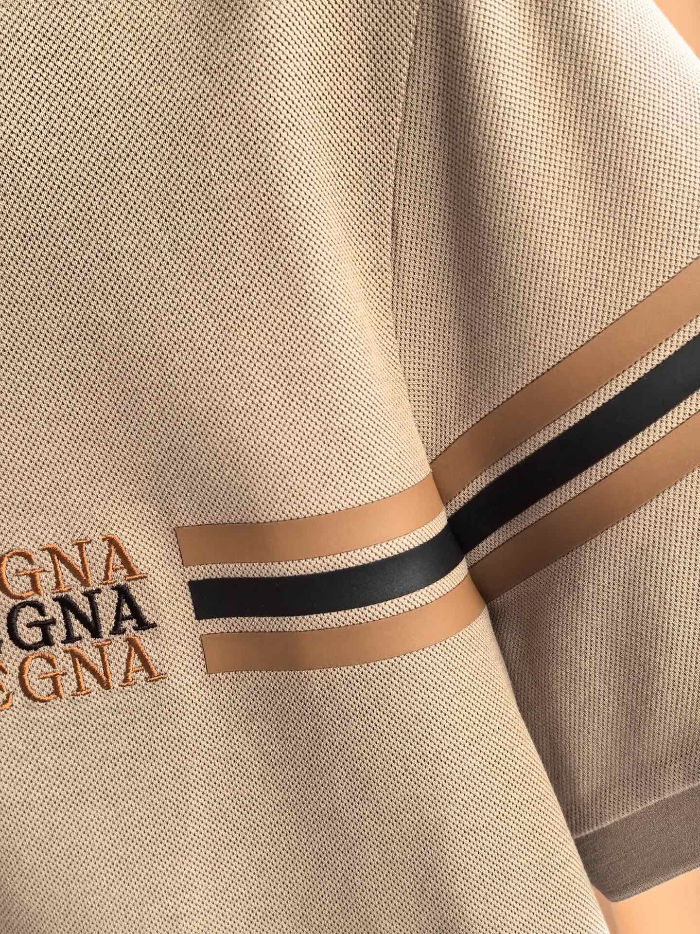 ZEGNA 杰尼亚2026精选丝光双面珠地面料，经丝光处理后织物表面形成细腻光泽，触感如丝绸般柔滑；双面