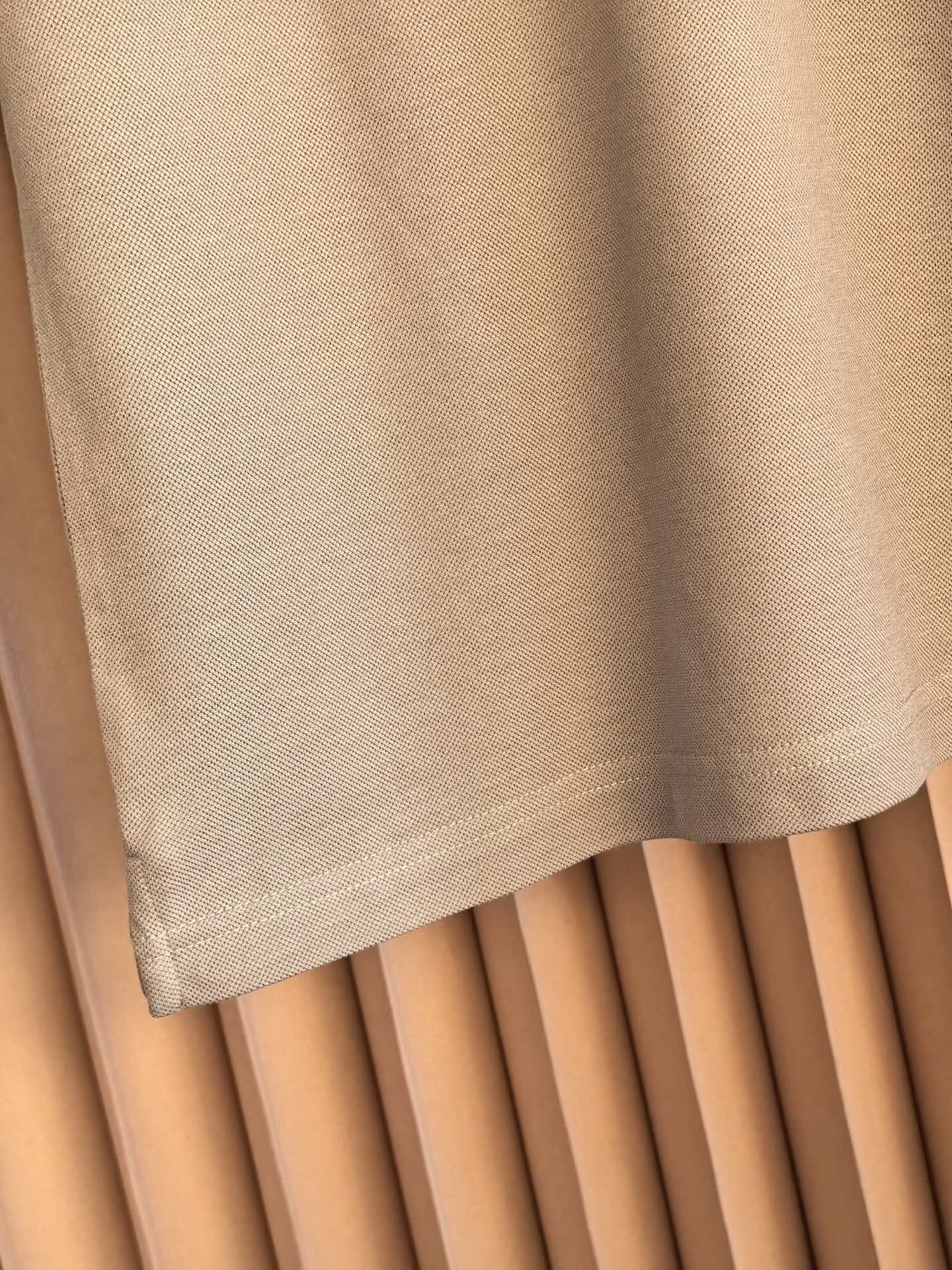 ZEGNA 杰尼亚2026精选丝光双面珠地面料，经丝光处理后织物表面形成细腻光泽，触感如丝绸般柔滑；双面