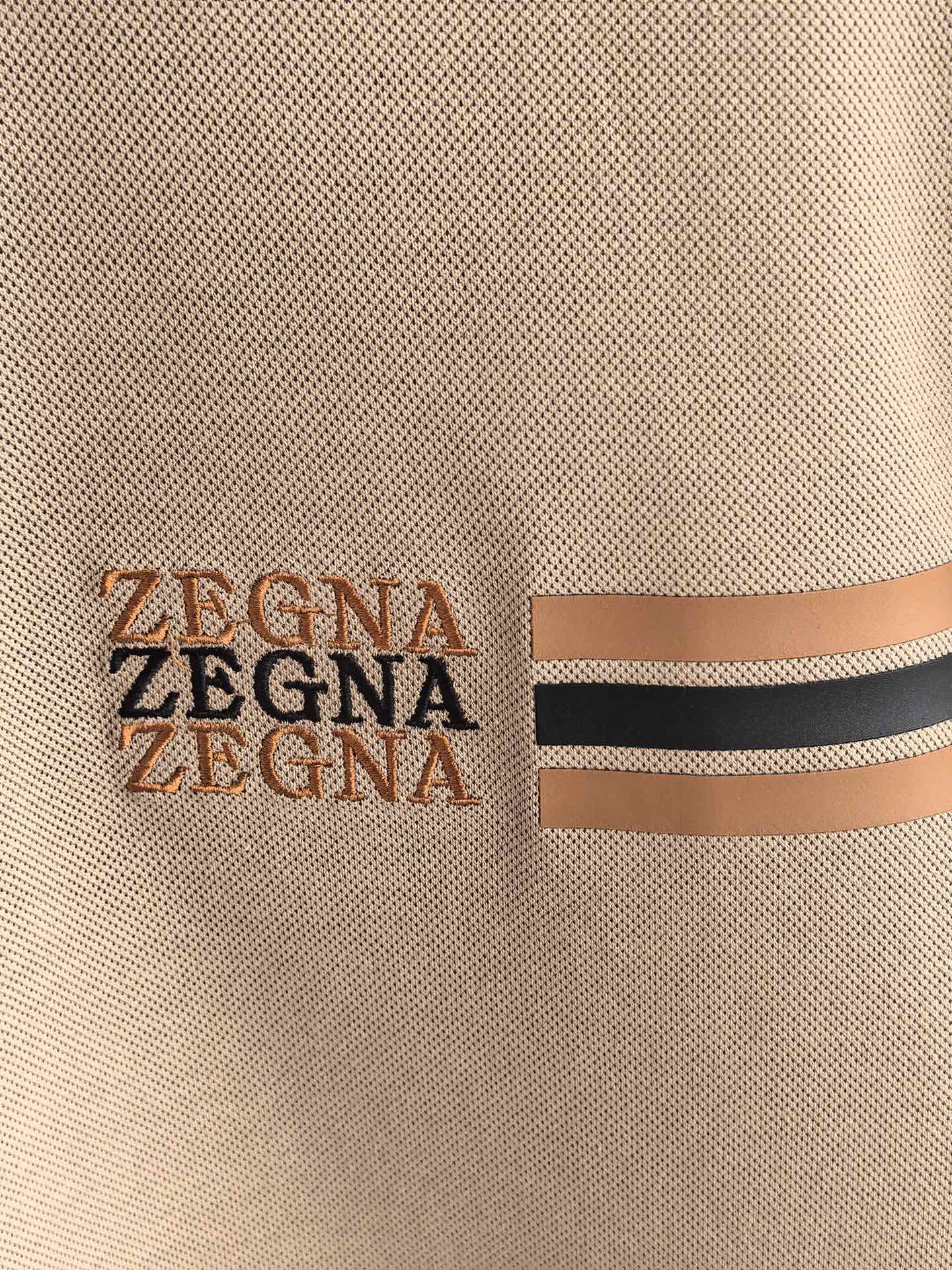 ZEGNA 杰尼亚2026精选丝光双面珠地面料，经丝光处理后织物表面形成细腻光泽，触感如丝绸般柔滑；双面