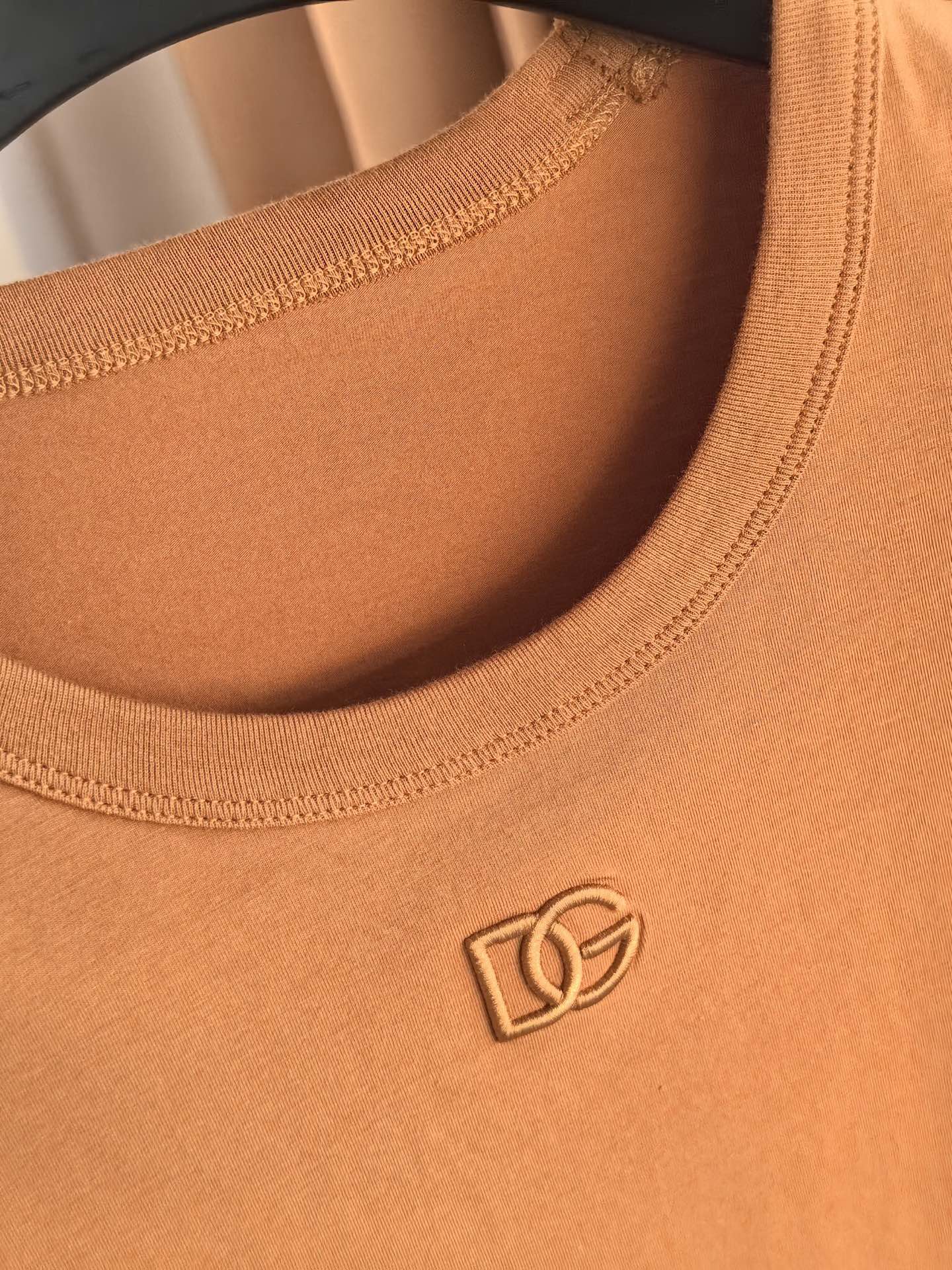 Dolce & Gabban*. DG，2026新款杜嘉班纳男士百搭短袖 T 恤，时尚休闲造型理想之选。