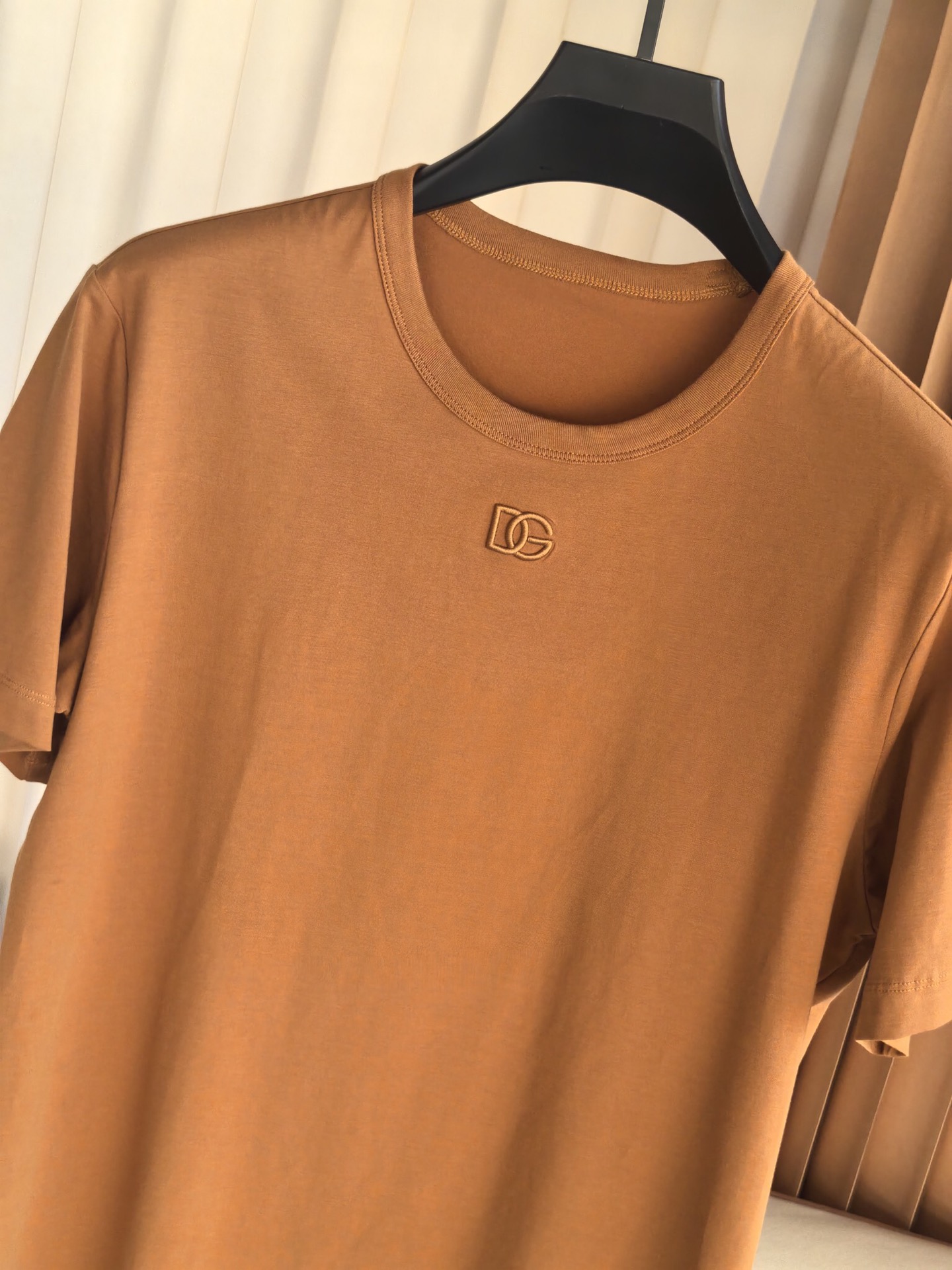 Dolce & Gabban*. DG，2026新款杜嘉班纳男士百搭短袖 T 恤，时尚休闲造型理想之选。