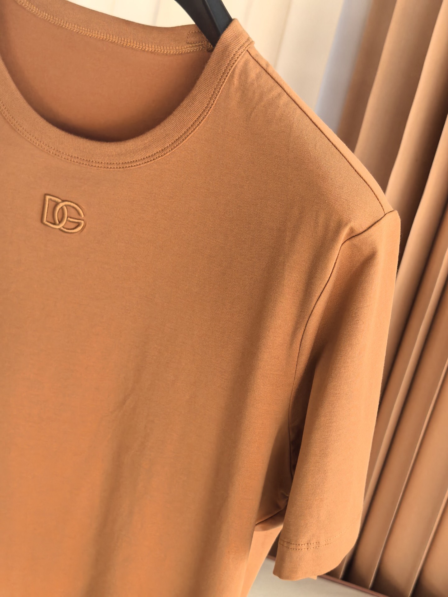 Dolce & Gabban*. DG，2026新款杜嘉班纳男士百搭短袖 T 恤，时尚休闲造型理想之选。