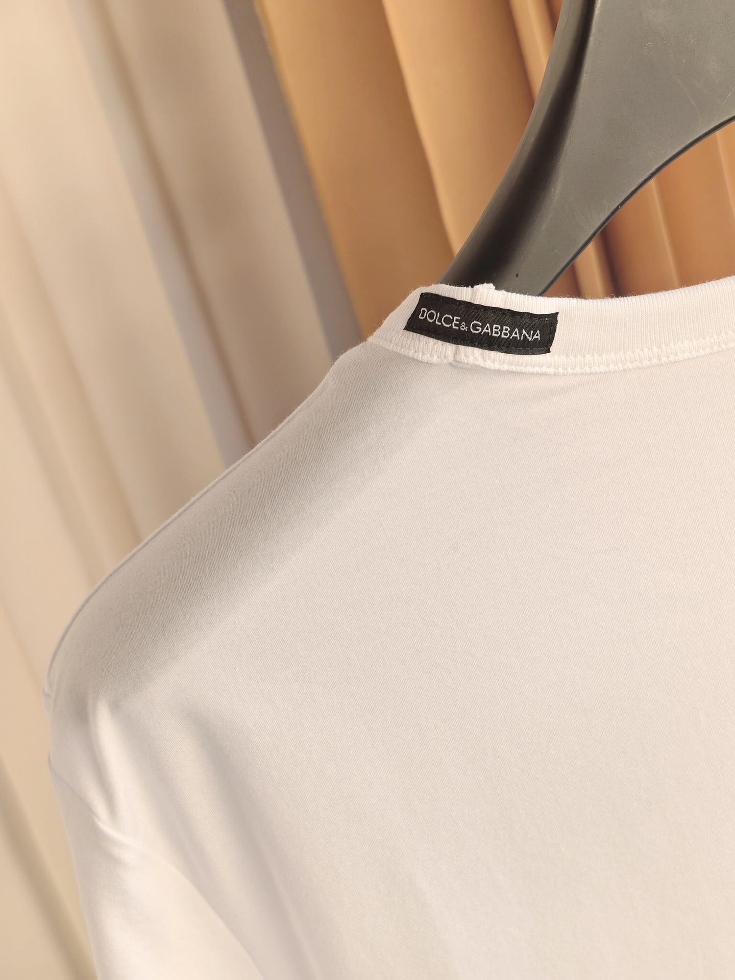 Dolce & Gabban*.DG，杜嘉班纳男士百搭短袖 T 恤，时尚休闲造型理想之选。风尚男士常备单