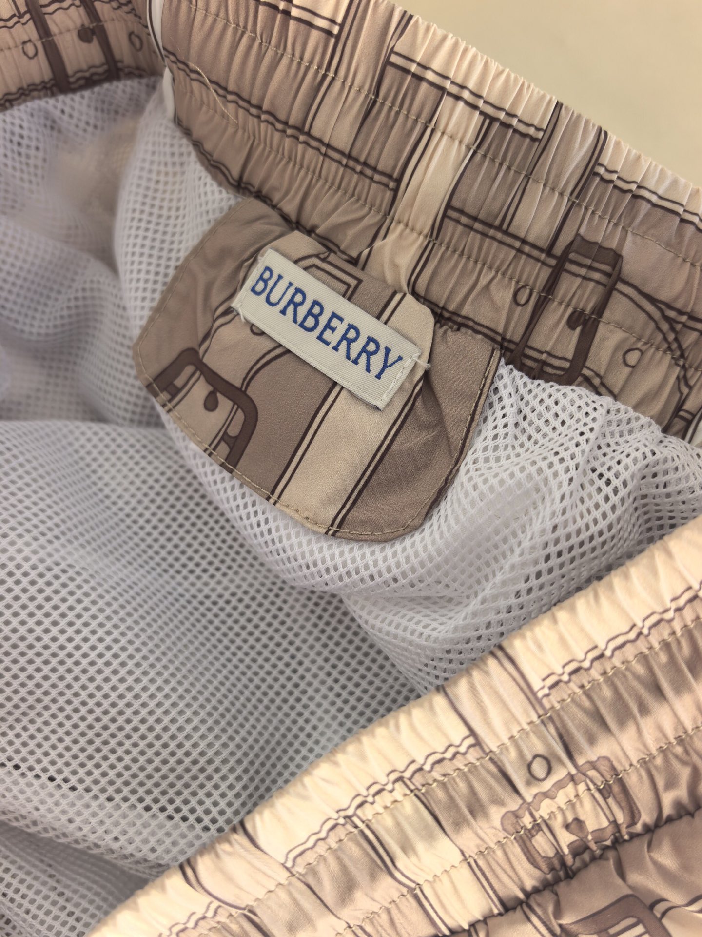 Burberr*y 巴宝莉男士沙滩裤臻选速干面料，邂逅艺术数码印花，定义高阶夏日型格。立体格纹搭配金属扣