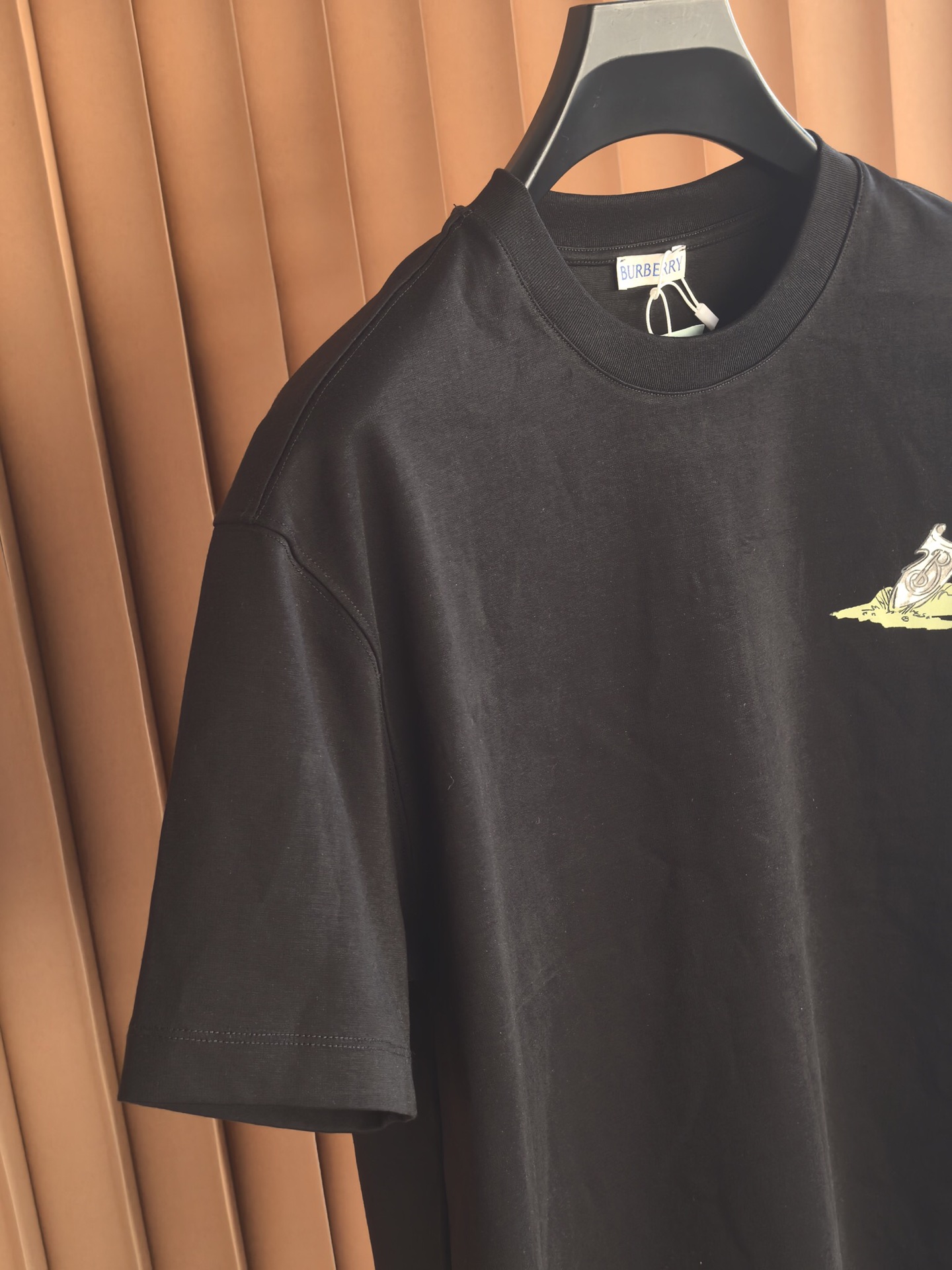 Burberr*y 巴宝莉艺术印花双面布短袖｜双面质感碰撞艺术设计采用高密双面布面料，双层面料织造带来扎