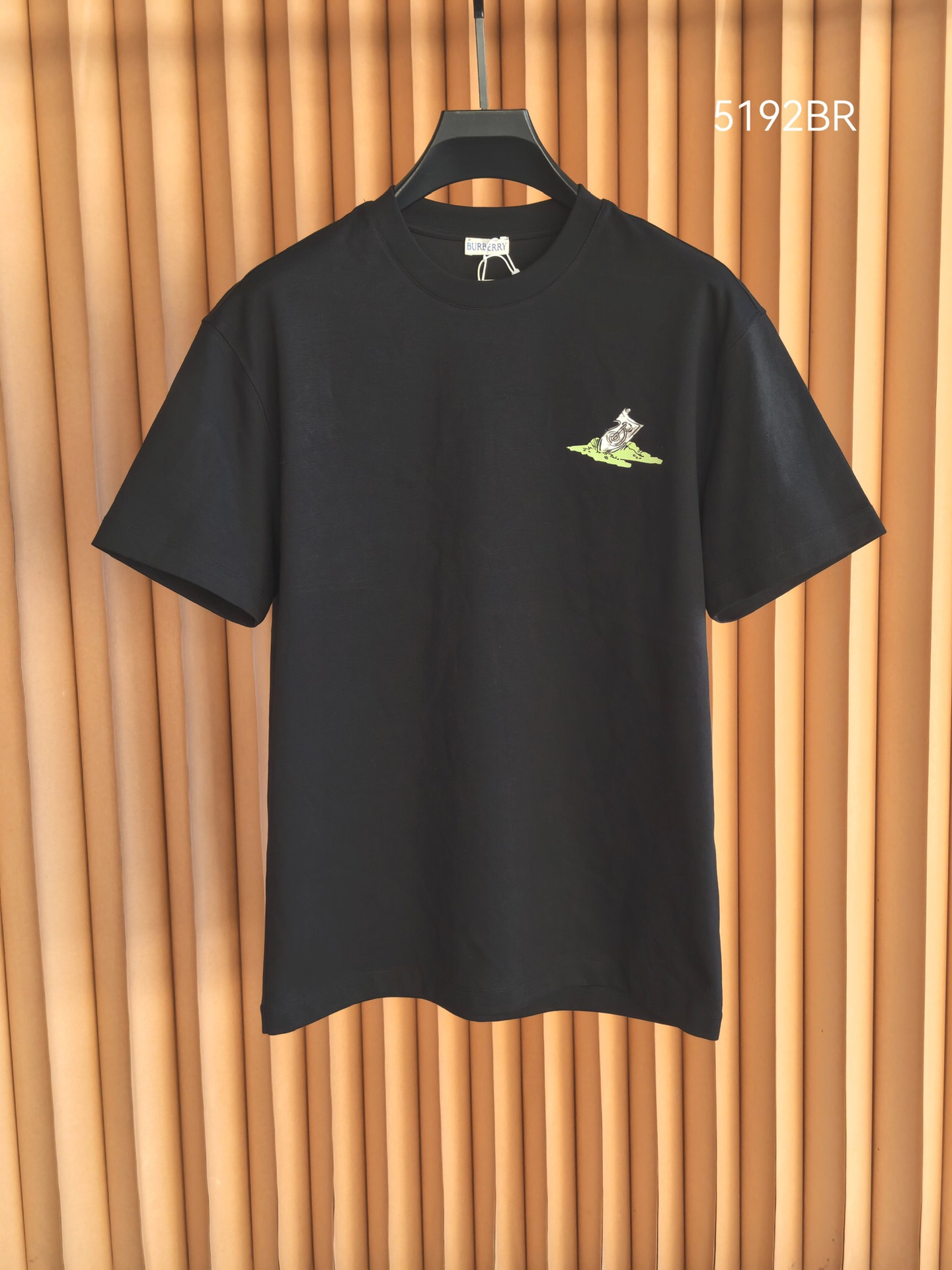 Burberr*y 巴宝莉艺术印花双面布短袖｜双面质感碰撞艺术设计采用高密双面布面料，双层面料织造带来扎