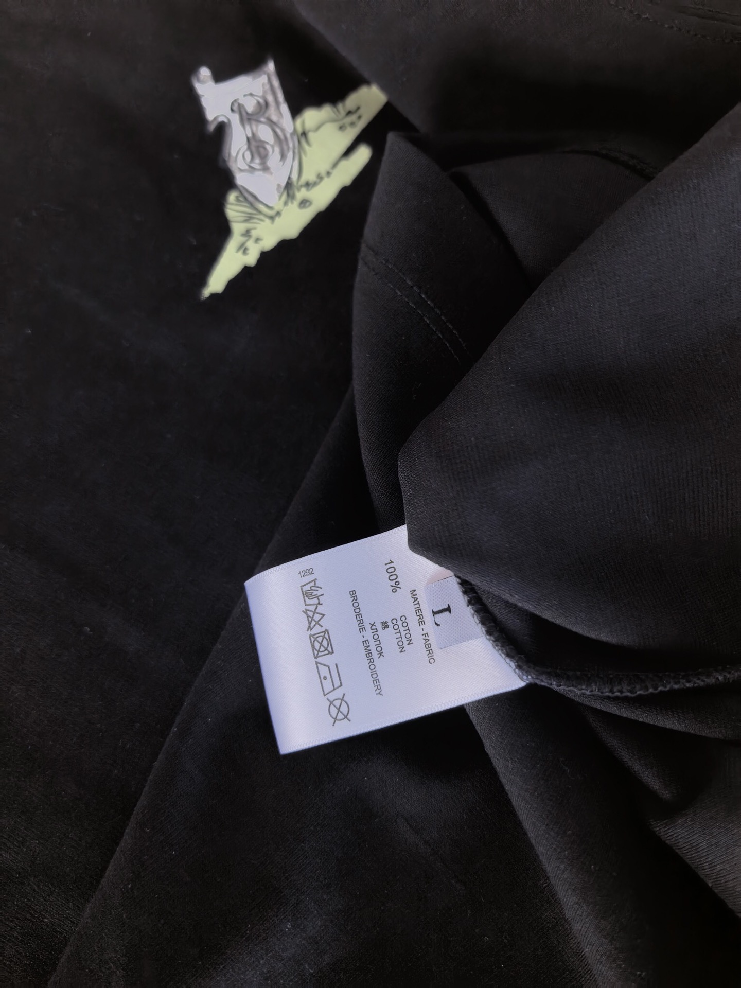 Burberr*y 巴宝莉艺术印花双面布短袖｜双面质感碰撞艺术设计采用高密双面布面料，双层面料织造带来扎