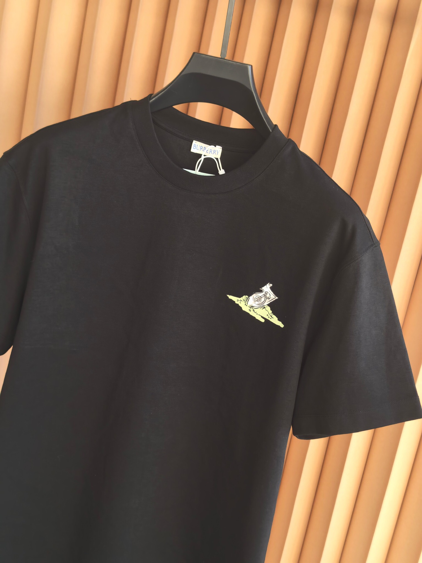 Burberr*y 巴宝莉艺术印花双面布短袖｜双面质感碰撞艺术设计采用高密双面布面料，双层面料织造带来扎