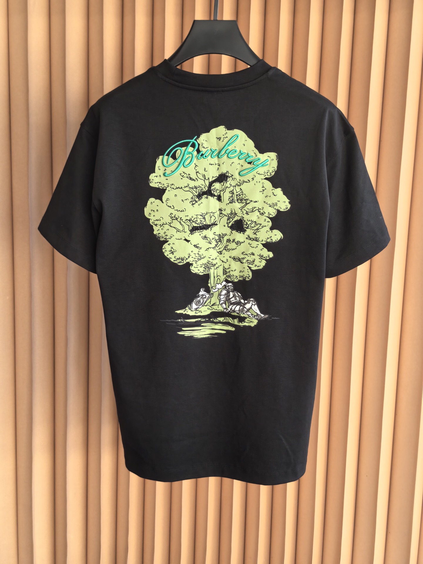 Burberr*y 巴宝莉艺术印花双面布短袖｜双面质感碰撞艺术设计采用高密双面布面料，双层面料织造带来扎