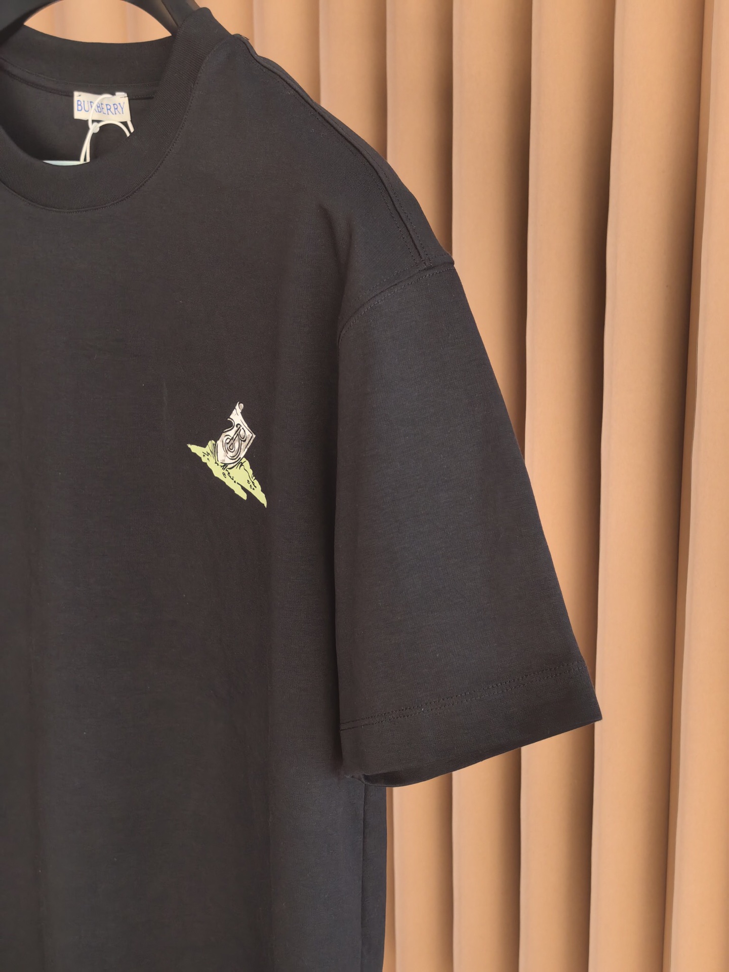 Burberr*y 巴宝莉艺术印花双面布短袖｜双面质感碰撞艺术设计采用高密双面布面料，双层面料织造带来扎