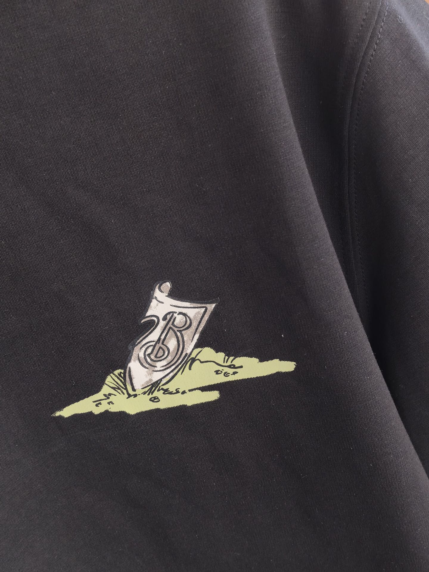 Burberr*y 巴宝莉艺术印花双面布短袖｜双面质感碰撞艺术设计采用高密双面布面料，双层面料织造带来扎