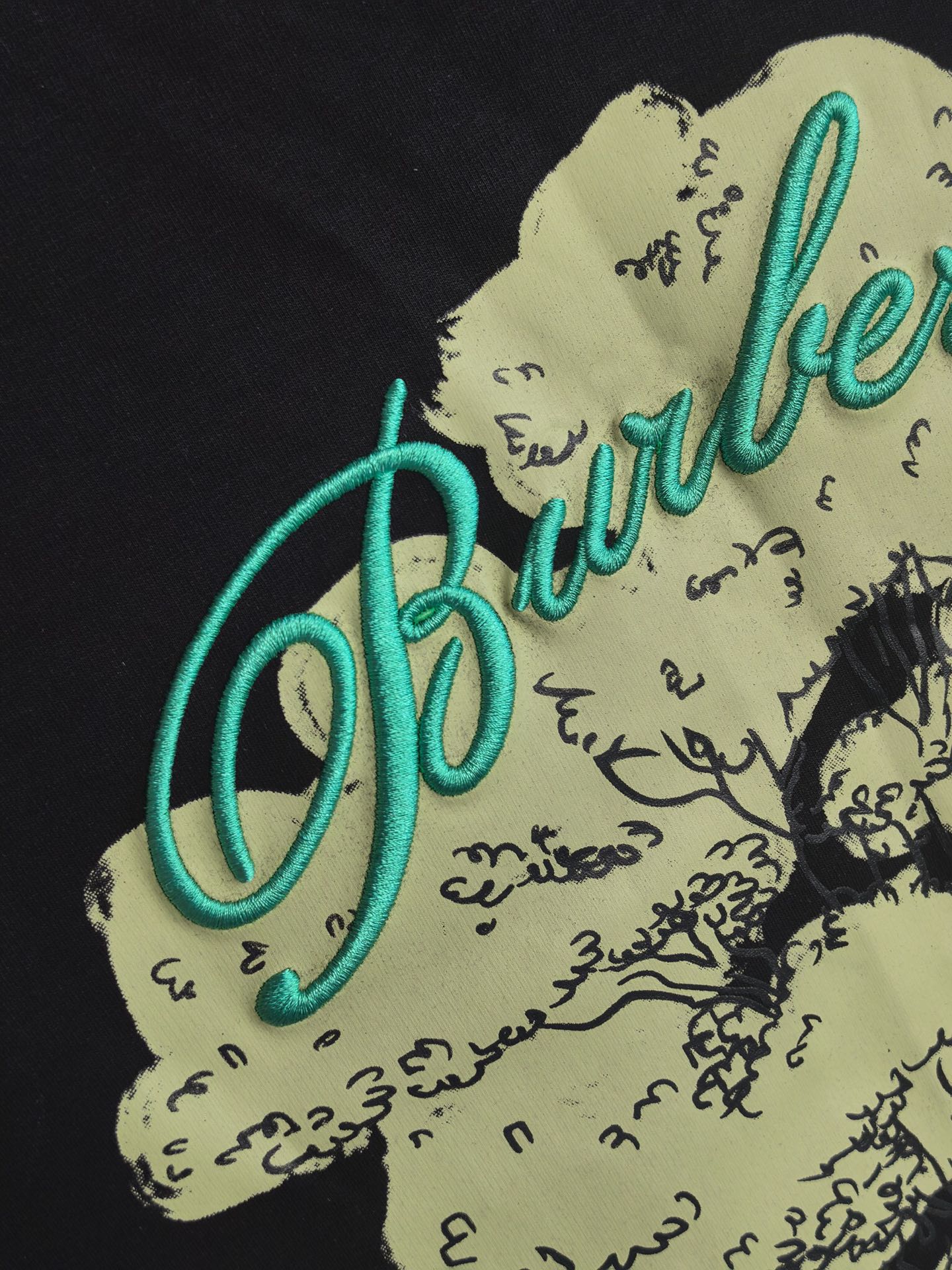 Burberr*y 巴宝莉艺术印花双面布短袖｜双面质感碰撞艺术设计采用高密双面布面料，双层面料织造带来扎