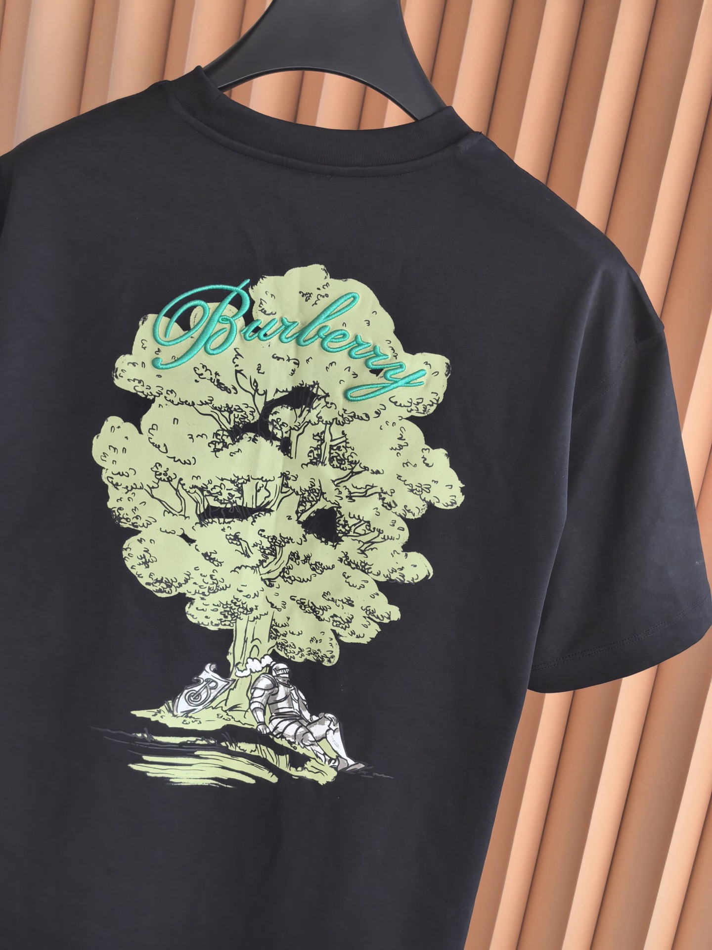 Burberr*y 巴宝莉艺术印花双面布短袖｜双面质感碰撞艺术设计采用高密双面布面料，双层面料织造带来扎