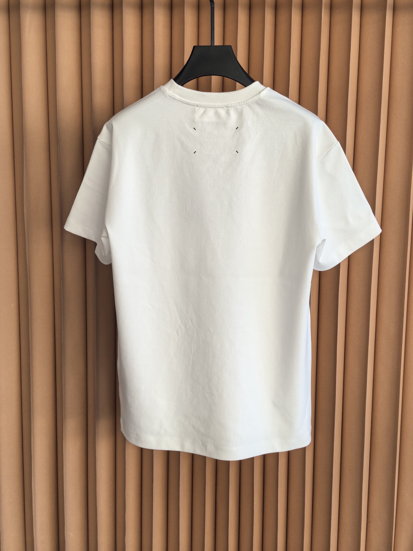 MM6，马吉拉2026印花双面布短袖，质感与设计的双重进阶，甄选高支双面布面料，采用双股织造工艺，一面细