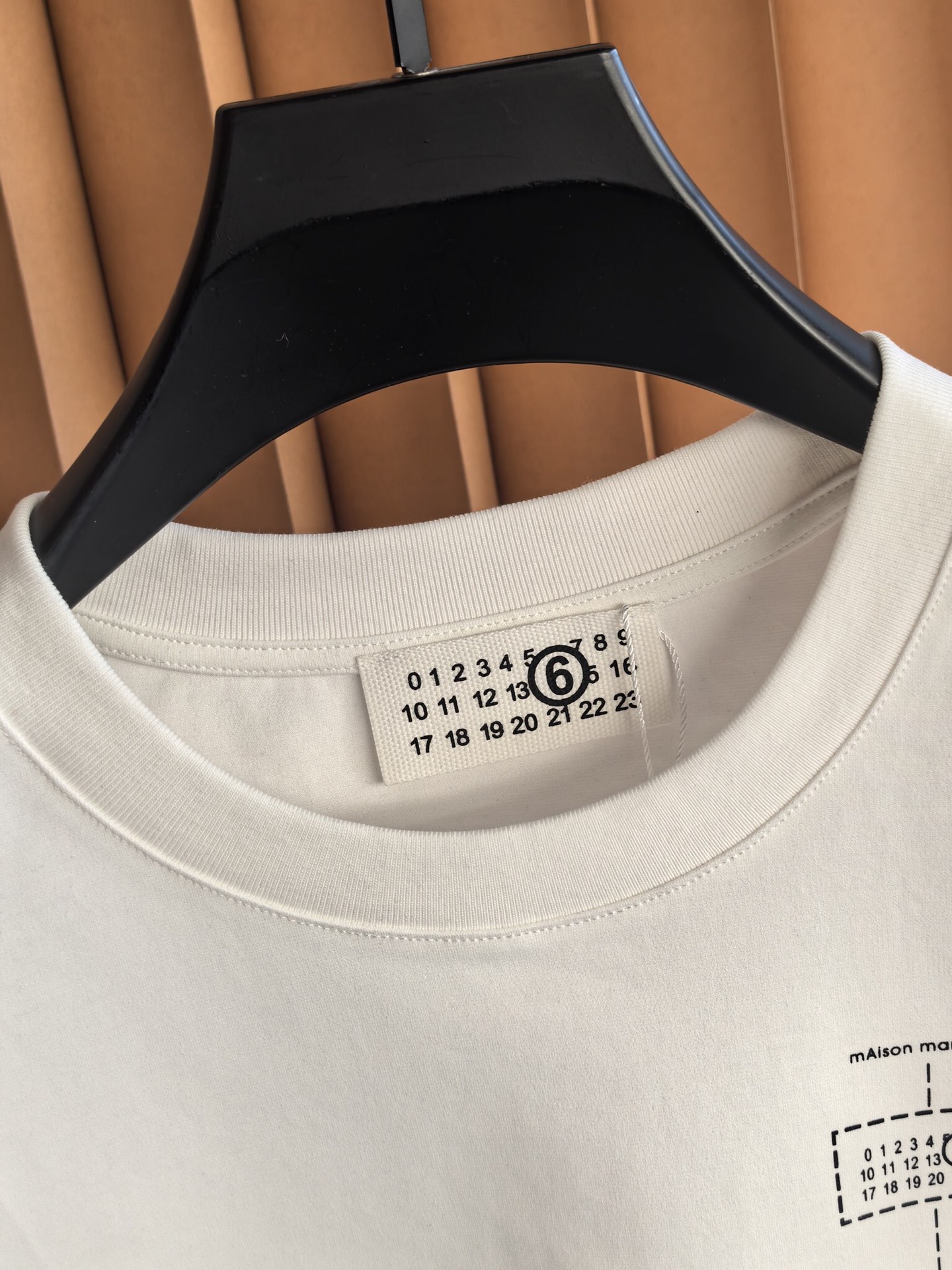 MM6，马吉拉2026印花双面布短袖，质感与设计的双重进阶，甄选高支双面布面料，采用双股织造工艺，一面细