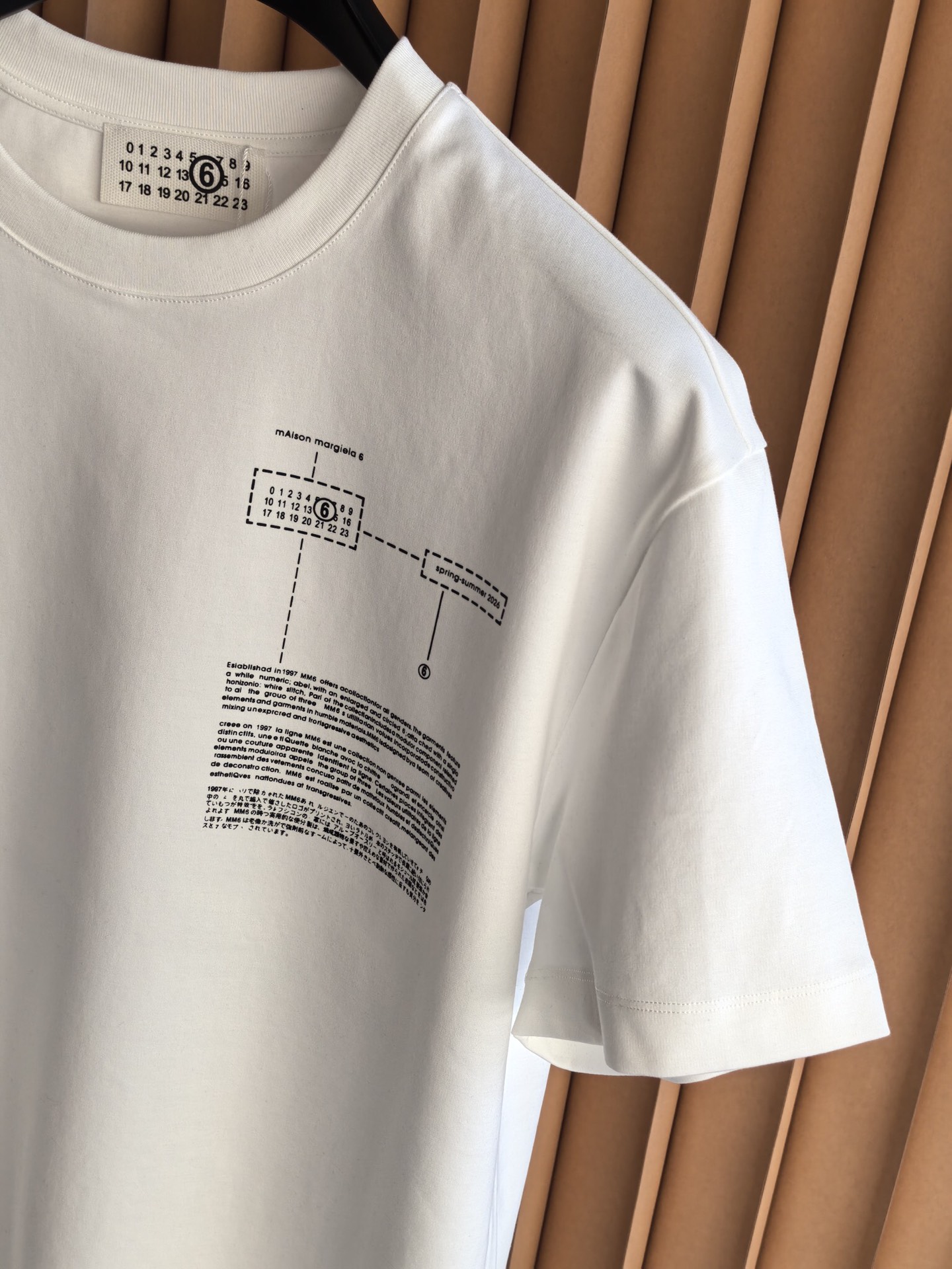 MM6，马吉拉2026印花双面布短袖，质感与设计的双重进阶，甄选高支双面布面料，采用双股织造工艺，一面细