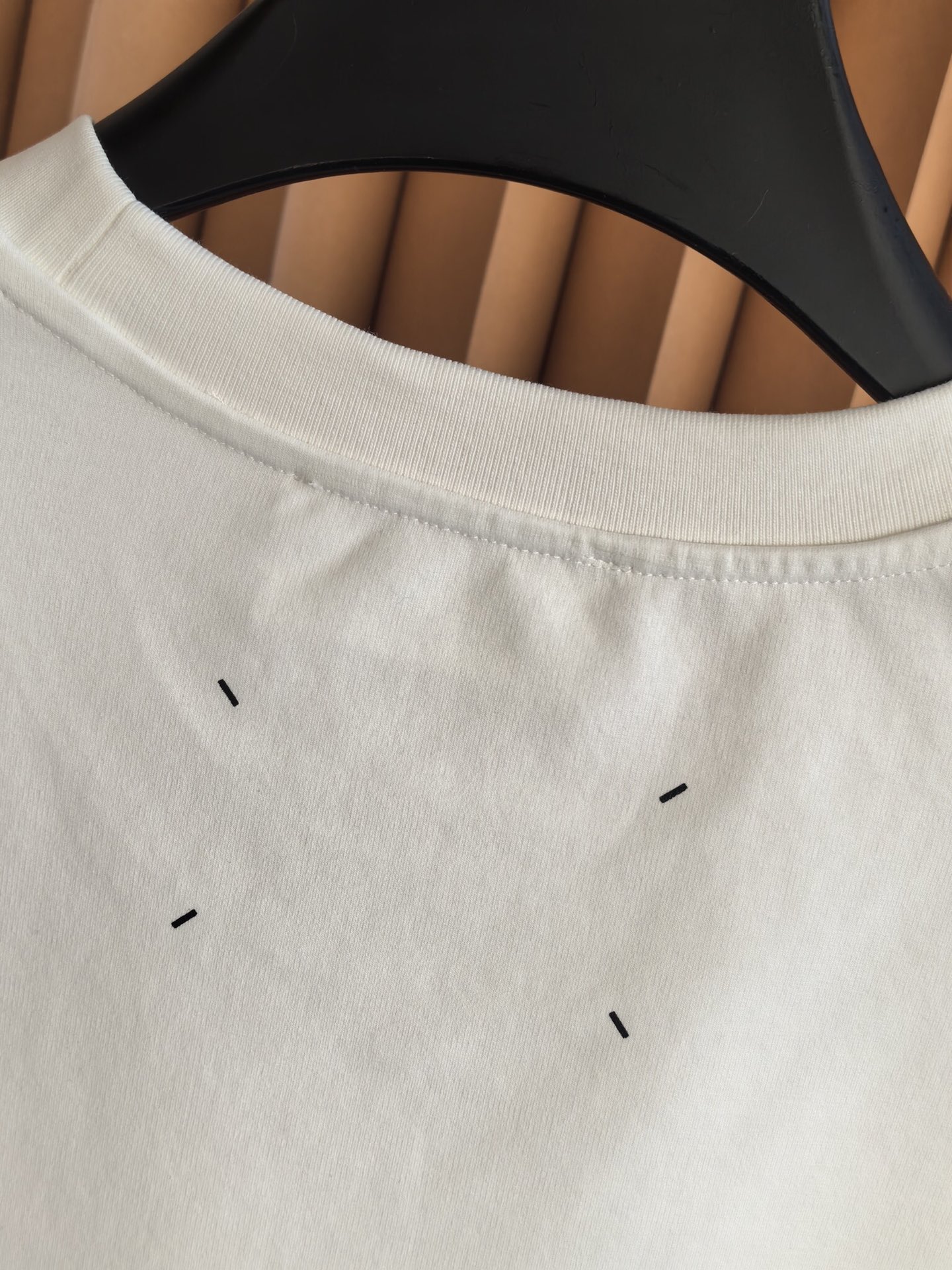 MM6，马吉拉2026印花双面布短袖，质感与设计的双重进阶，甄选高支双面布面料，采用双股织造工艺，一面细