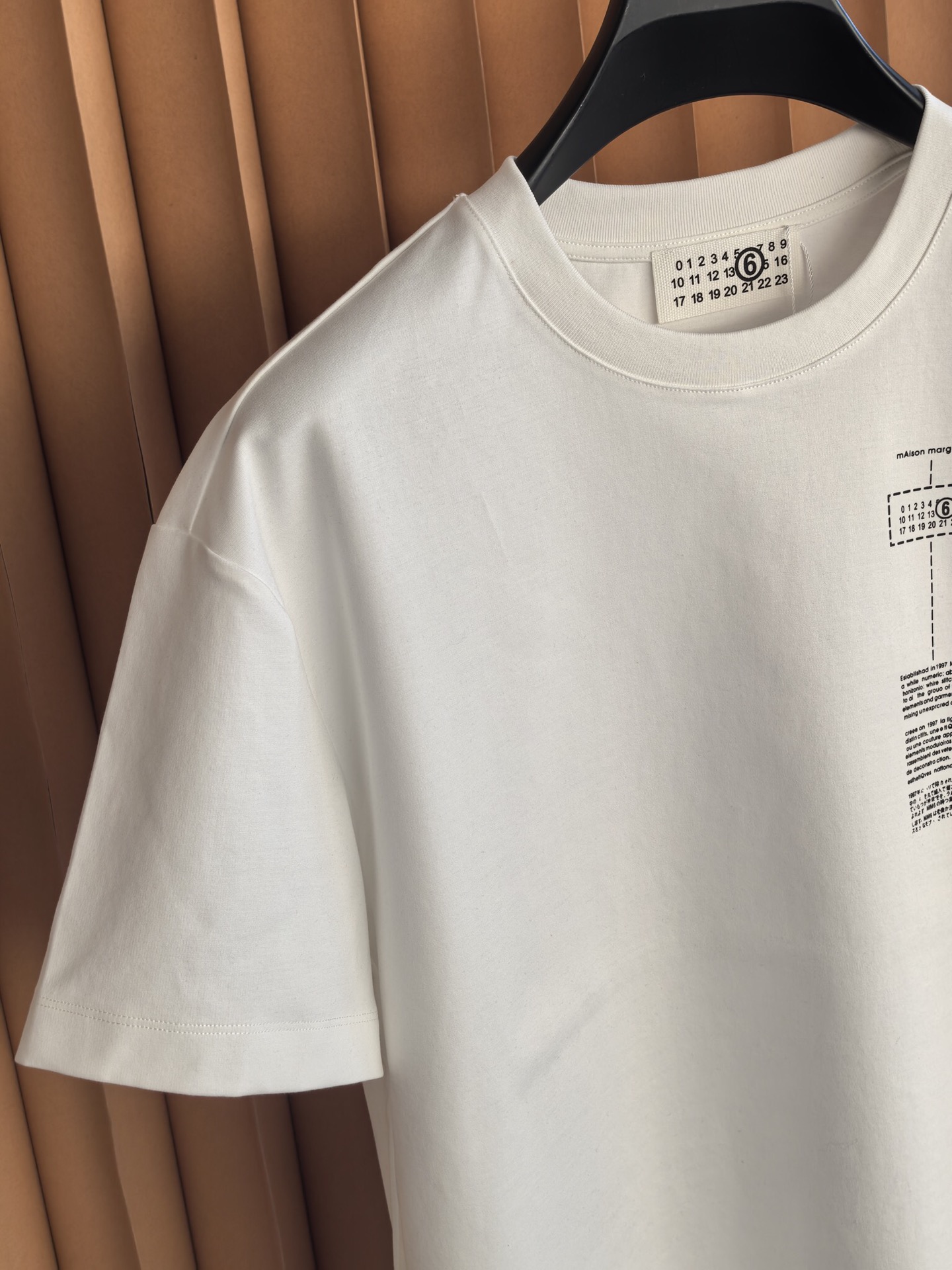 MM6，马吉拉2026印花双面布短袖，质感与设计的双重进阶，甄选高支双面布面料，采用双股织造工艺，一面细