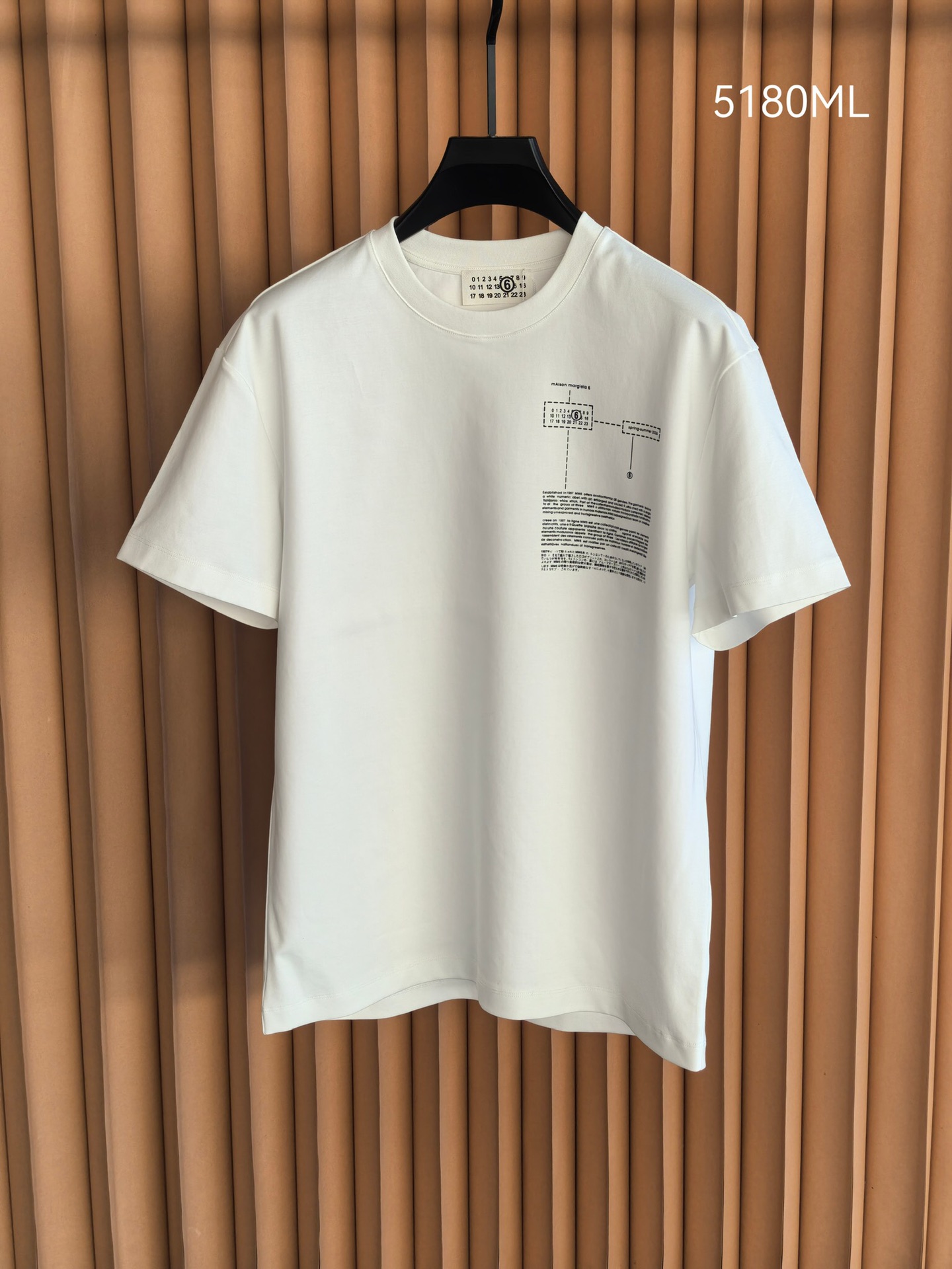 MM6，马吉拉2026印花双面布短袖，质感与设计的双重进阶，甄选高支双面布面料，采用双股织造工艺，一面细