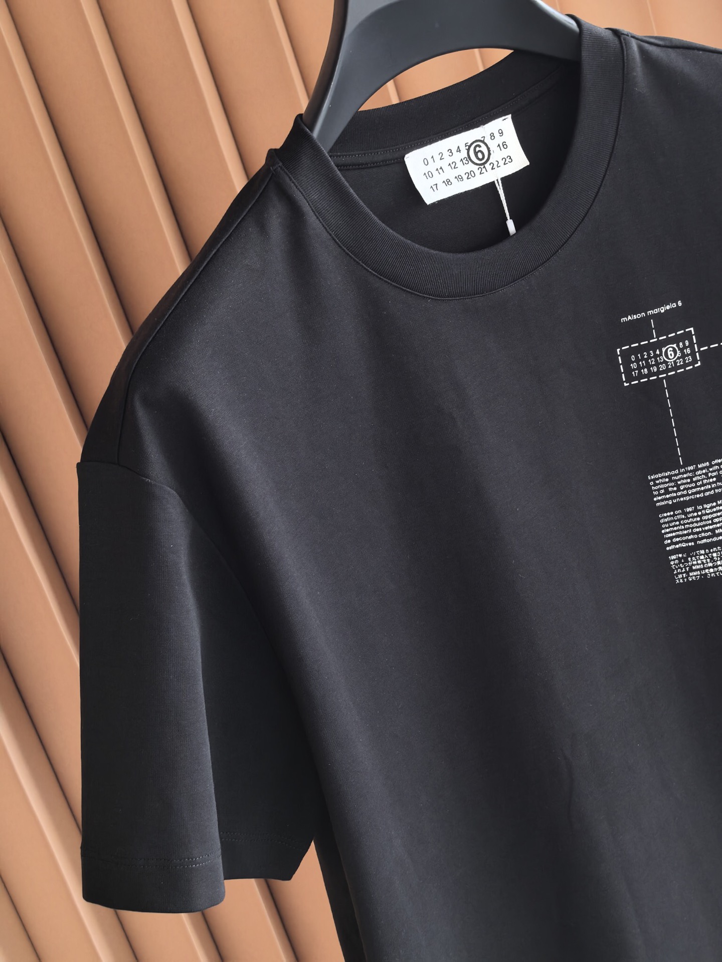 MM6 马吉拉2026印花双面布短袖，质感与设计的双重进阶，甄选高支双面布面料，采用双股织造工艺，一面细