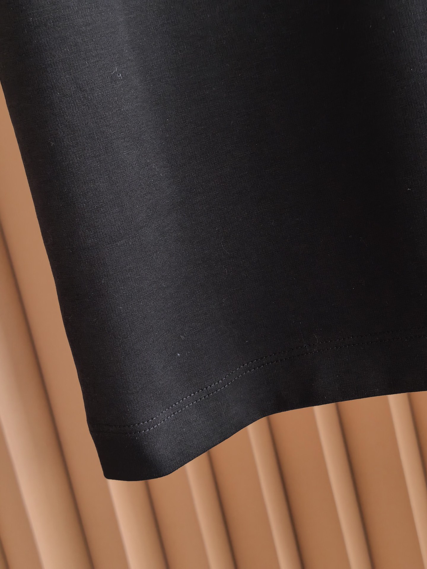 MM6 马吉拉2026印花双面布短袖，质感与设计的双重进阶，甄选高支双面布面料，采用双股织造工艺，一面细