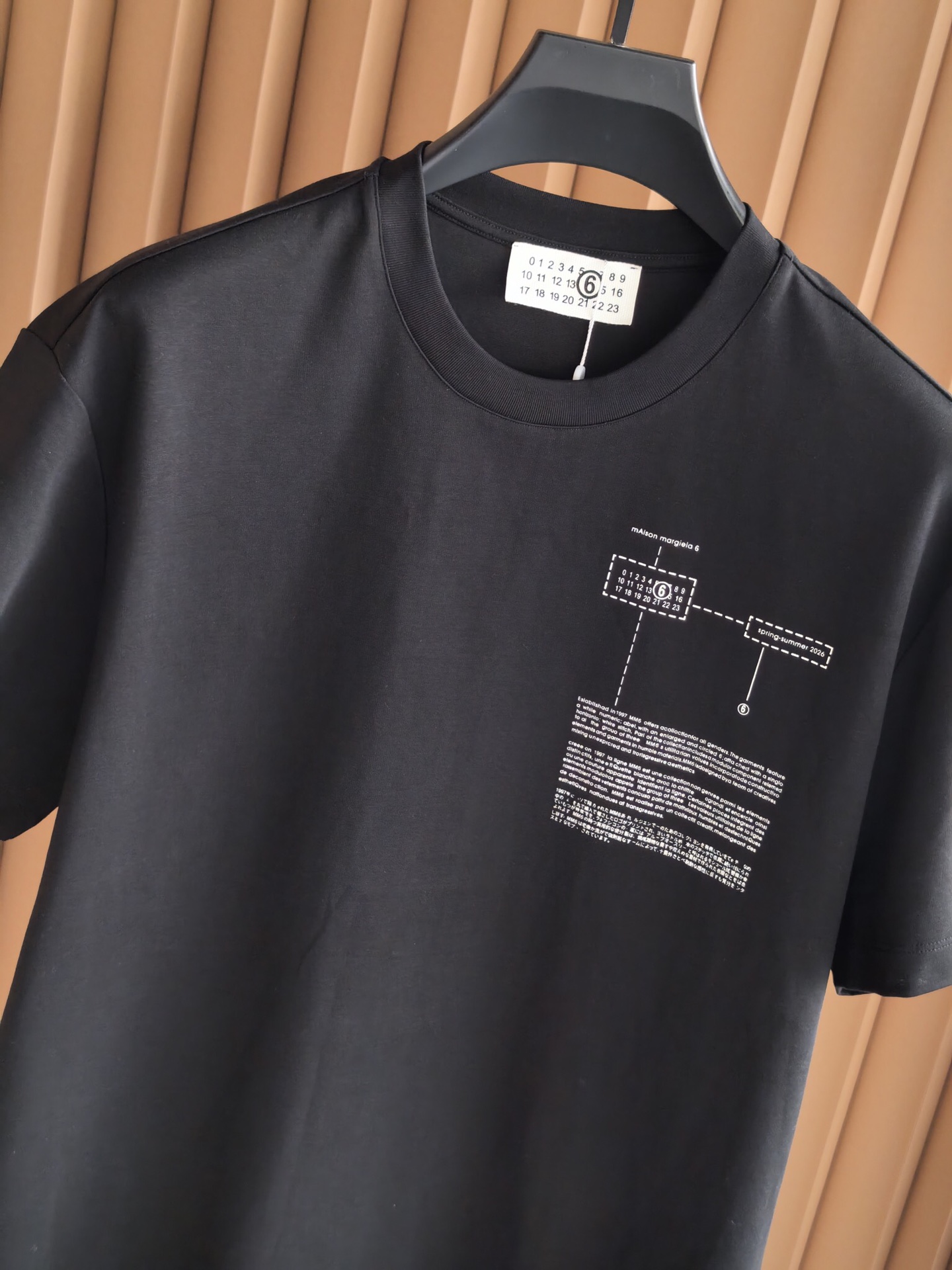 MM6 马吉拉2026印花双面布短袖，质感与设计的双重进阶，甄选高支双面布面料，采用双股织造工艺，一面细