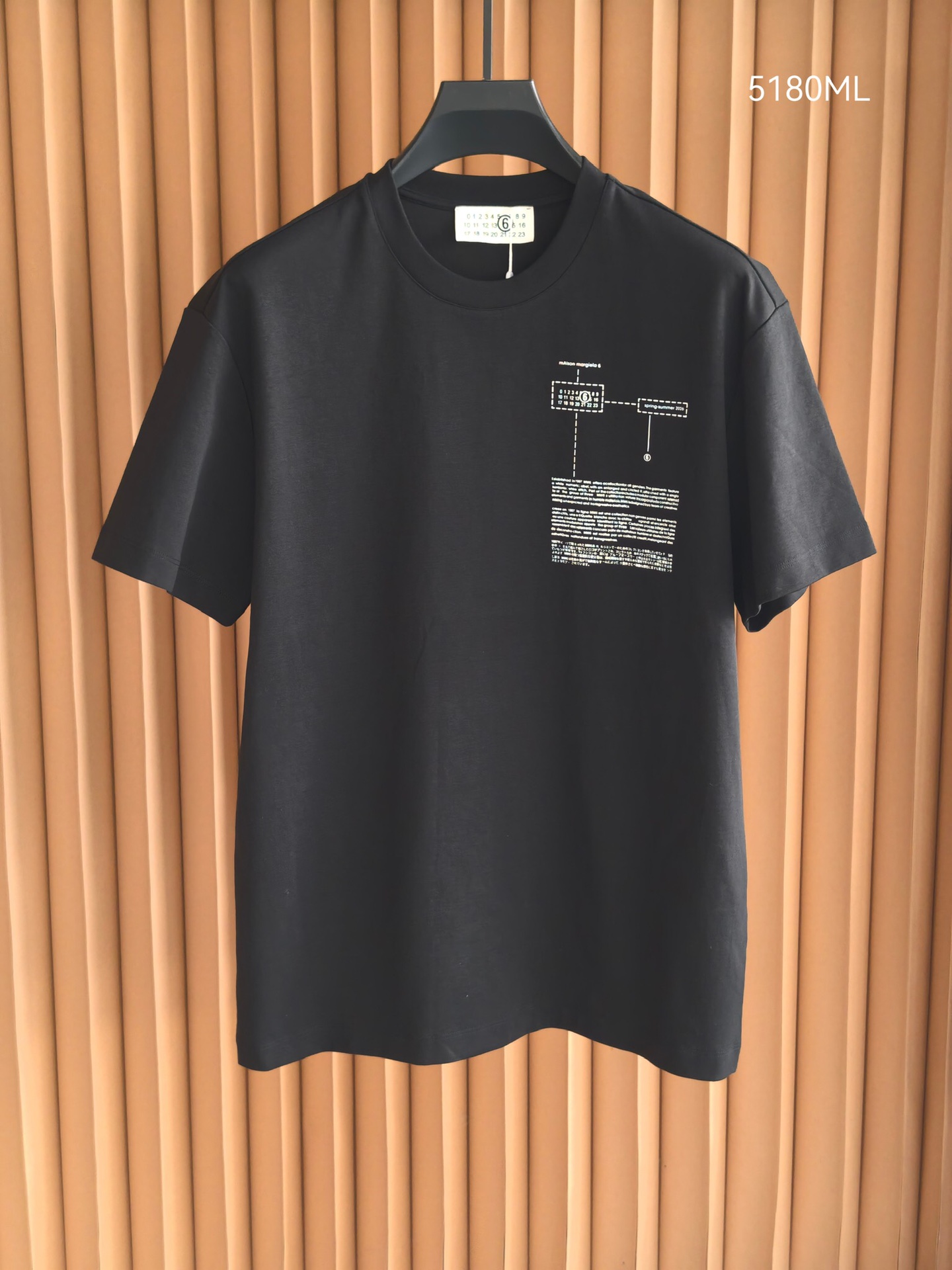 MM6 马吉拉2026印花双面布短袖，质感与设计的双重进阶，甄选高支双面布面料，采用双股织造工艺，一面细