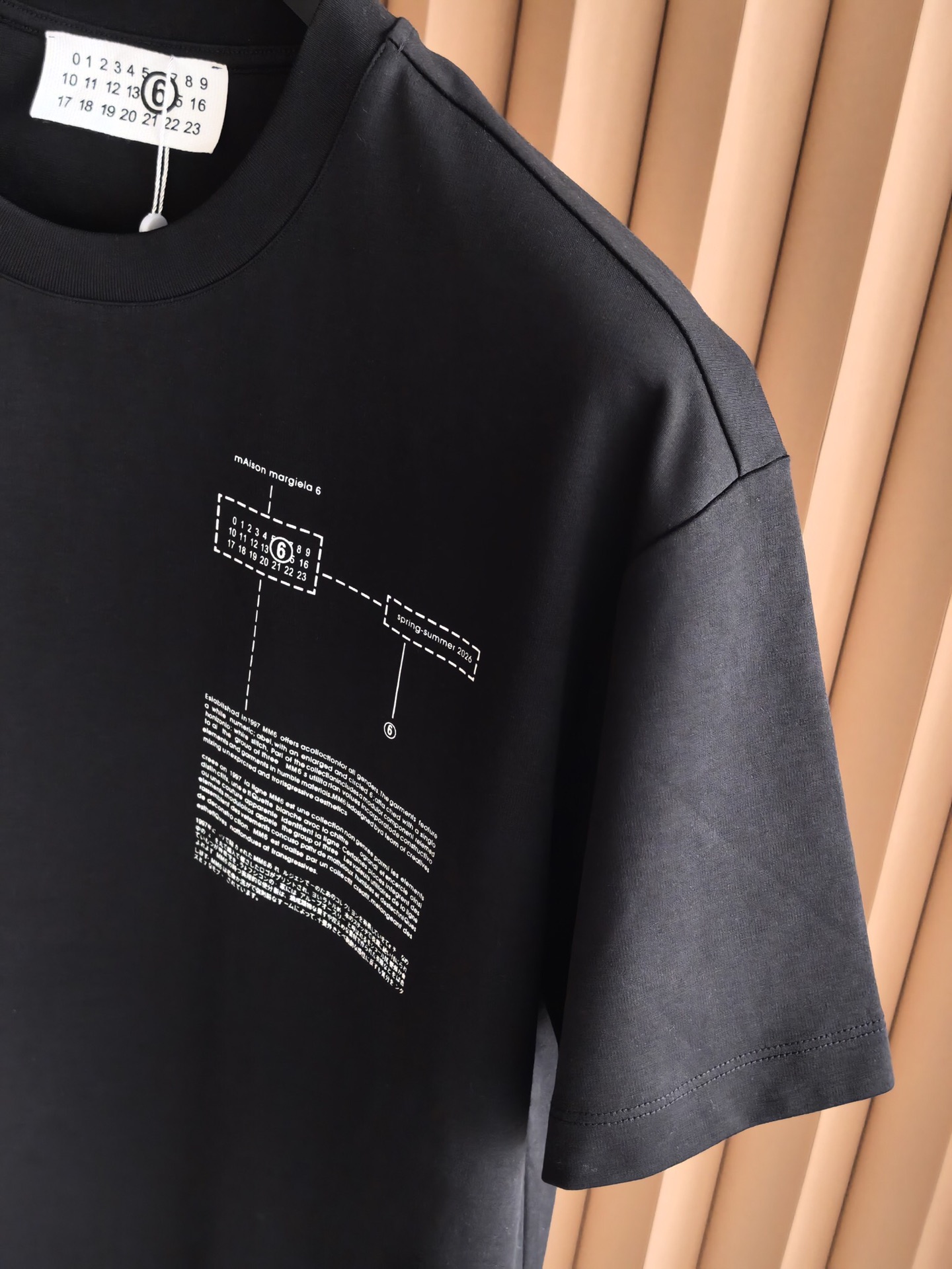 MM6 马吉拉2026印花双面布短袖，质感与设计的双重进阶，甄选高支双面布面料，采用双股织造工艺，一面细