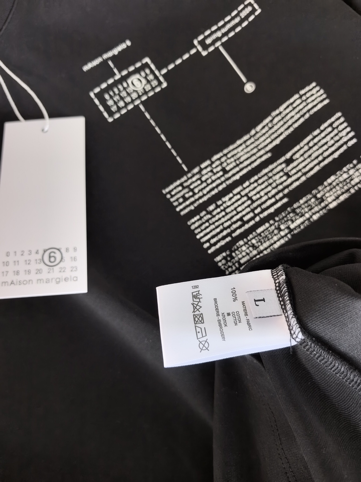 MM6 马吉拉2026印花双面布短袖，质感与设计的双重进阶，甄选高支双面布面料，采用双股织造工艺，一面细