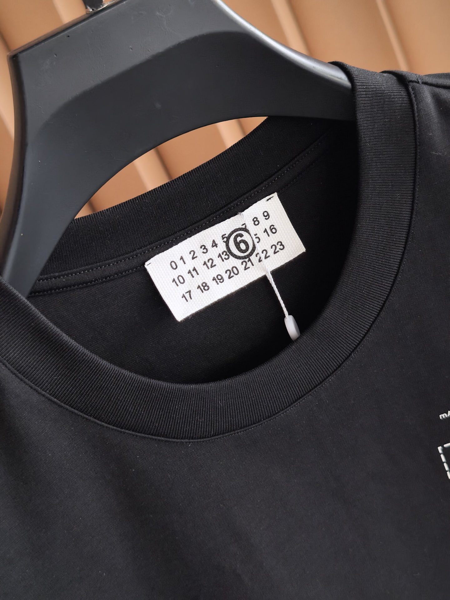 MM6 马吉拉2026印花双面布短袖，质感与设计的双重进阶，甄选高支双面布面料，采用双股织造工艺，一面细