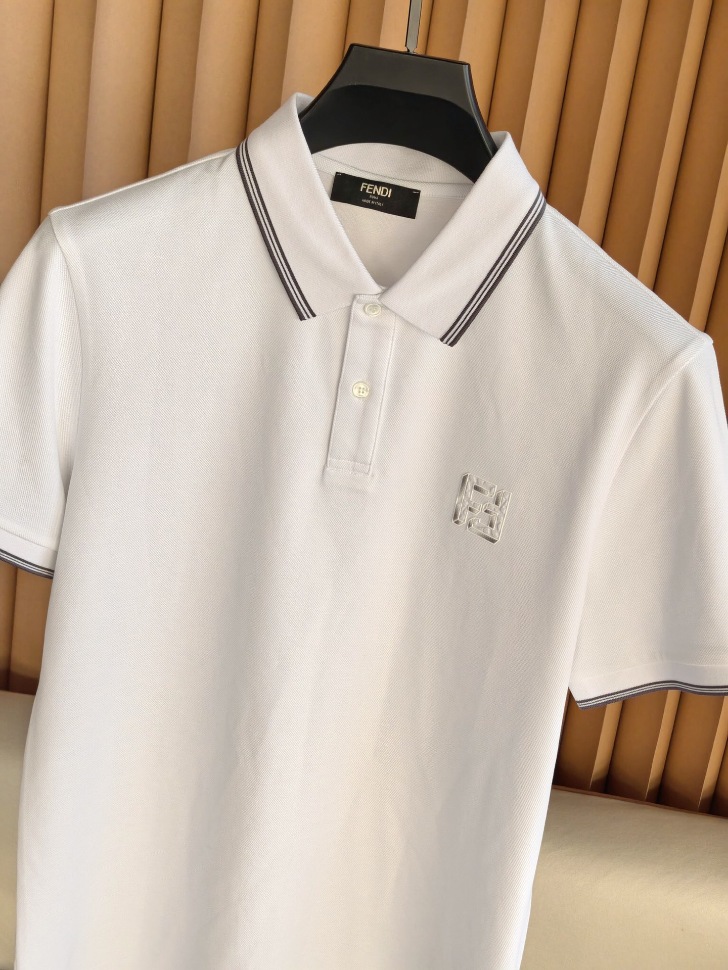FENDI 2026新款芬迪男士双面珠地Polo衫，这款Polo衫采用丝光双面珠地面料织造，肌理立体透气