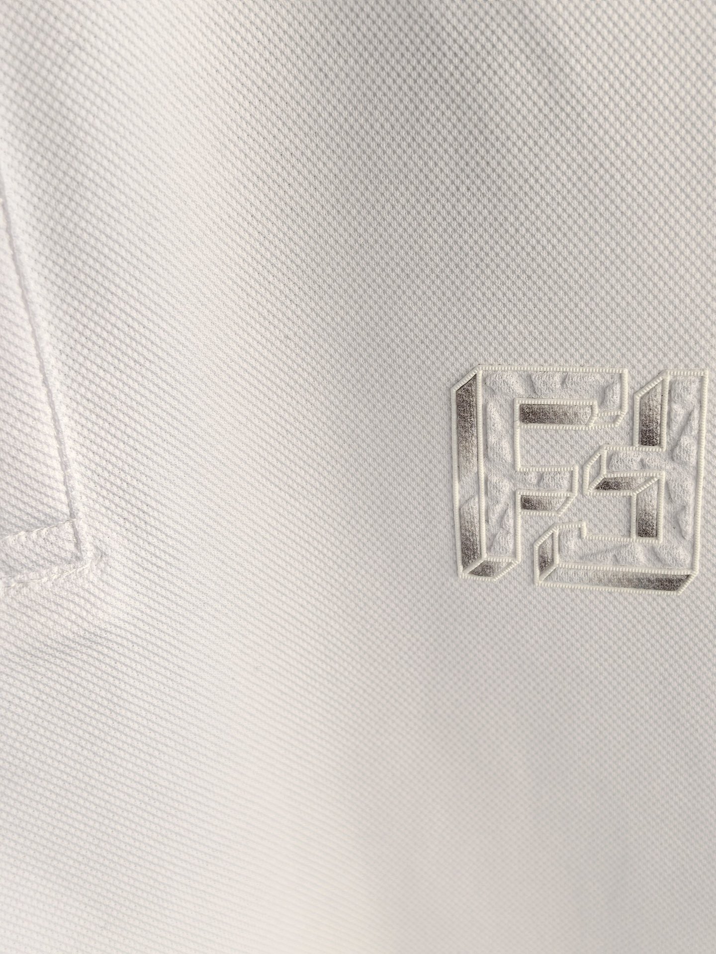 FENDI 2026新款芬迪男士双面珠地Polo衫，这款Polo衫采用丝光双面珠地面料织造，肌理立体透气