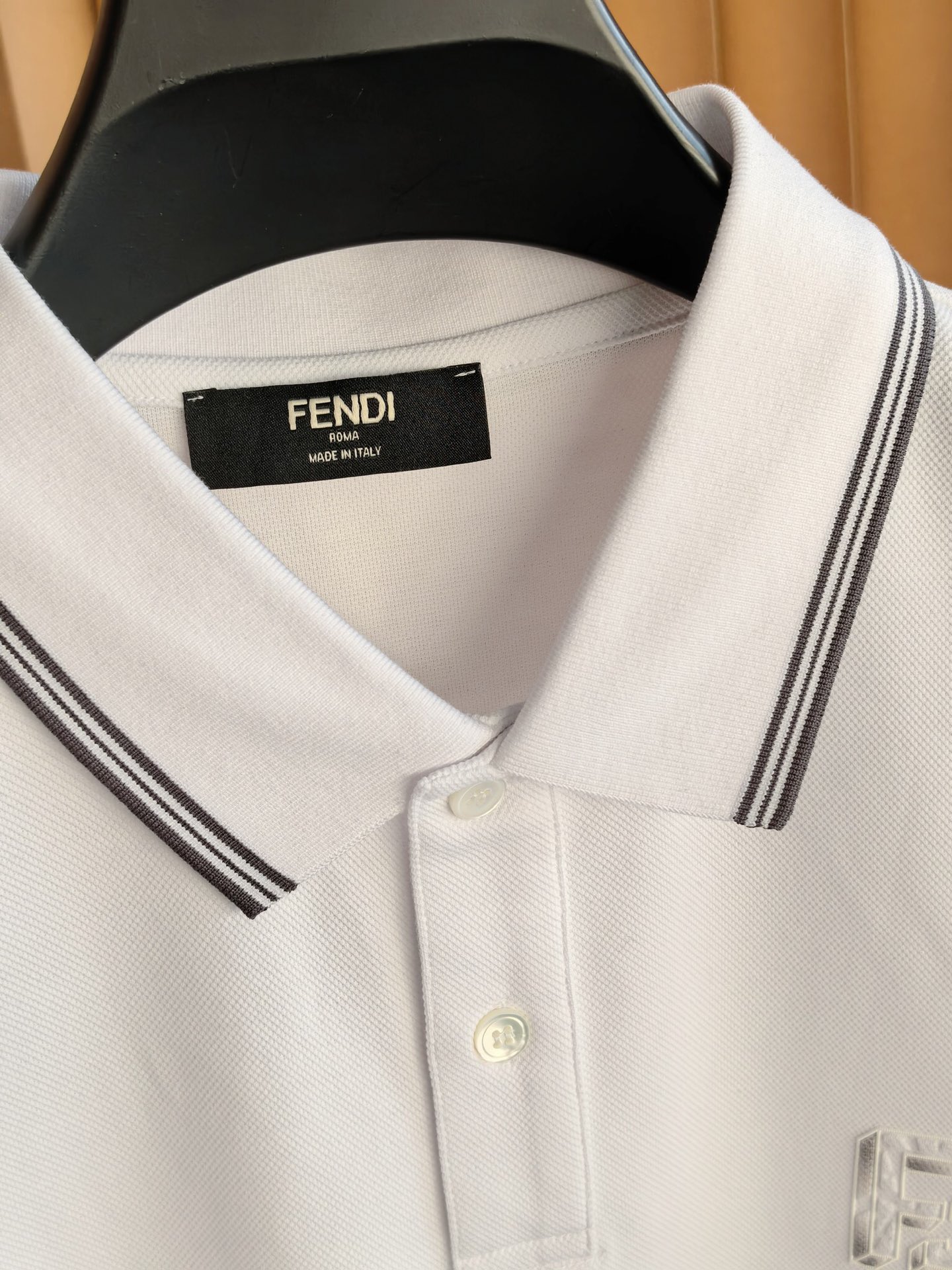 FENDI 2026新款芬迪男士双面珠地Polo衫，这款Polo衫采用丝光双面珠地面料织造，肌理立体透气