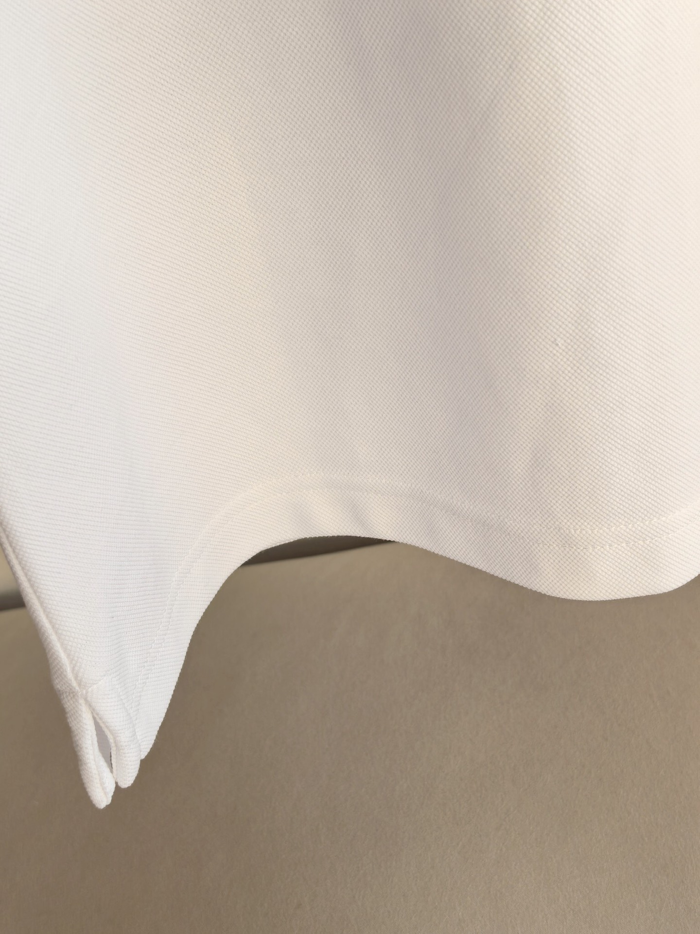 FENDI 2026新款芬迪男士双面珠地Polo衫，这款Polo衫采用丝光双面珠地面料织造，肌理立体透气