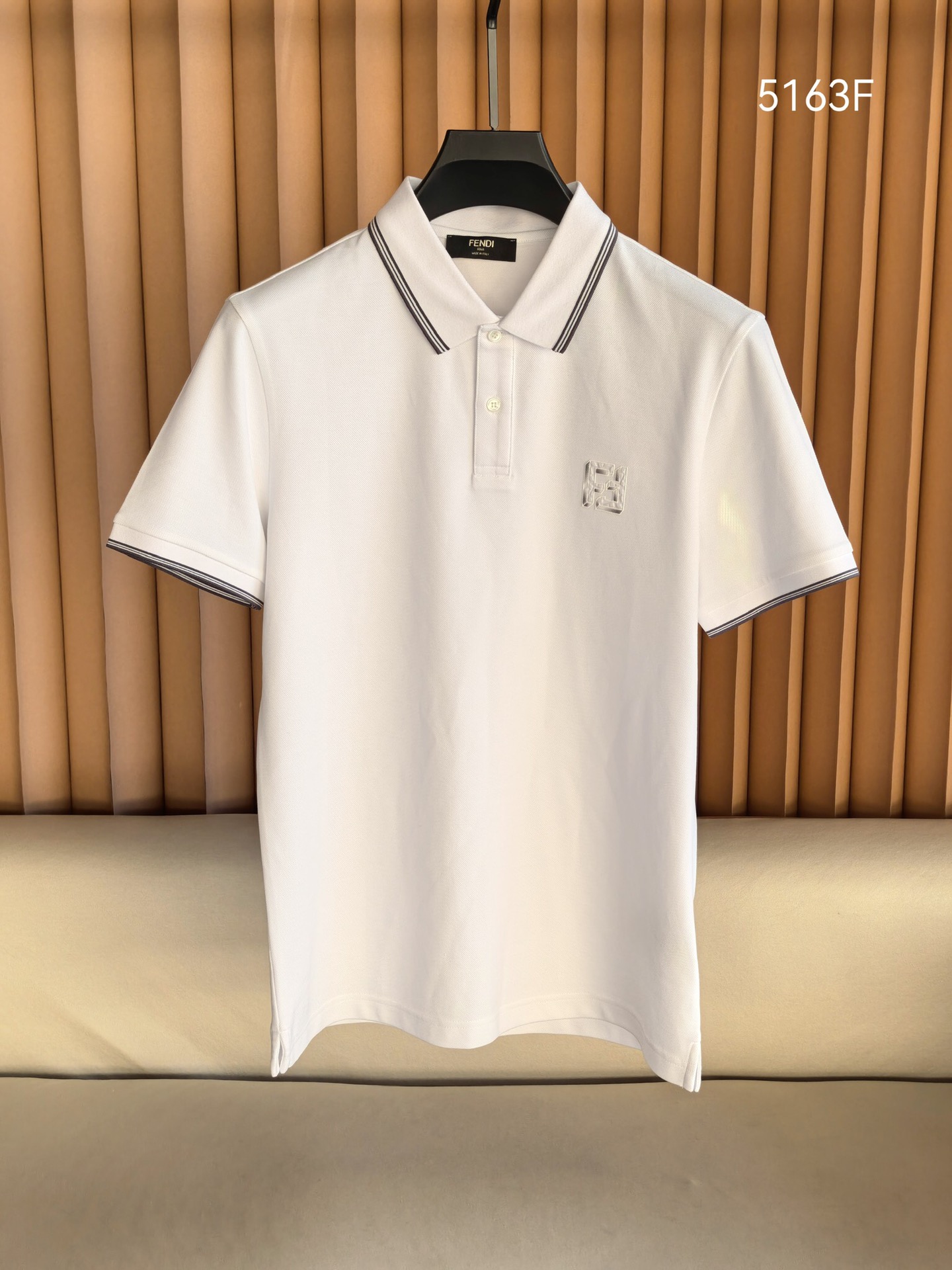 FENDI 2026新款芬迪男士双面珠地Polo衫，这款Polo衫采用丝光双面珠地面料织造，肌理立体透气