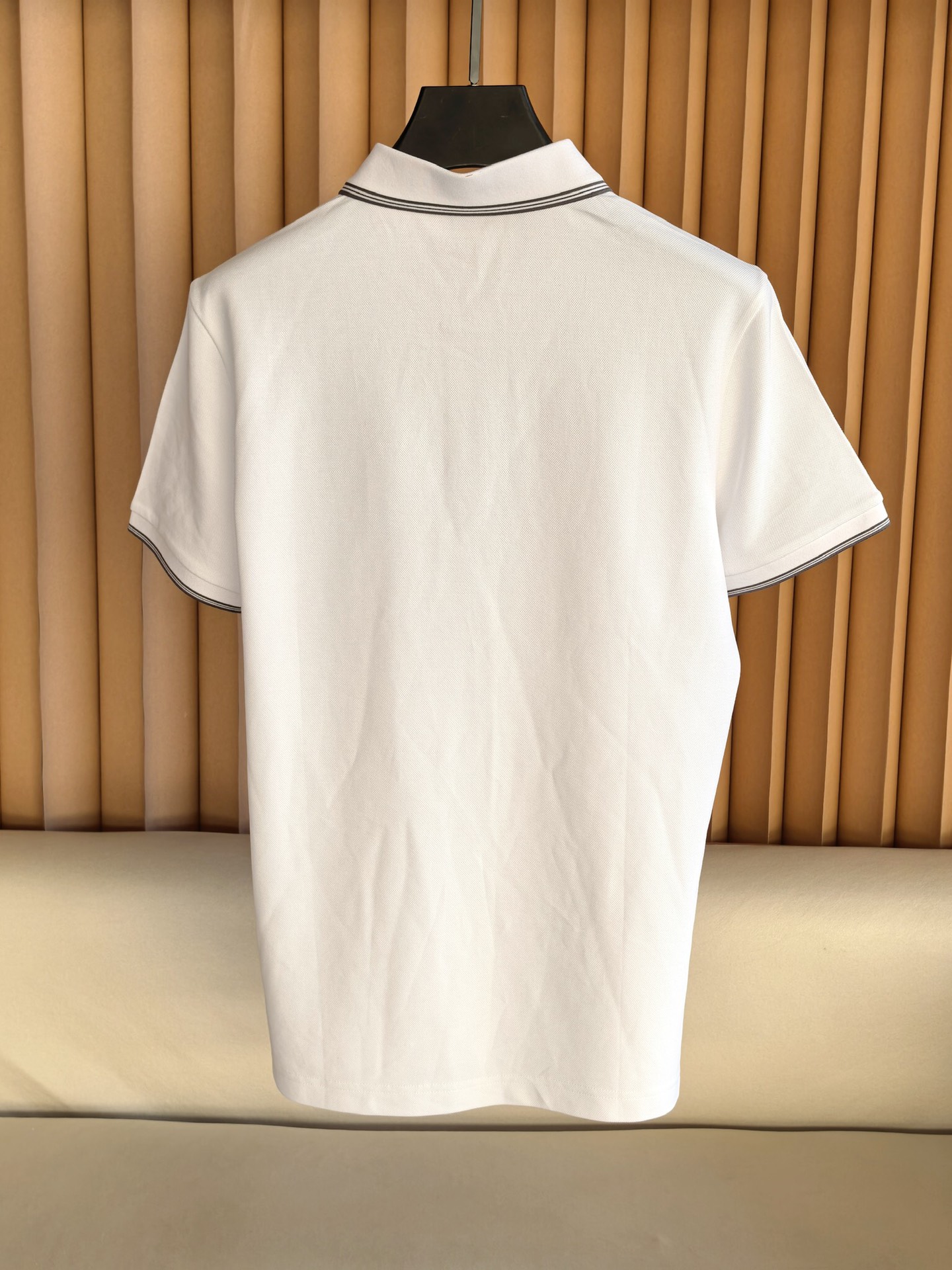 FENDI 2026新款芬迪男士双面珠地Polo衫，这款Polo衫采用丝光双面珠地面料织造，肌理立体透气