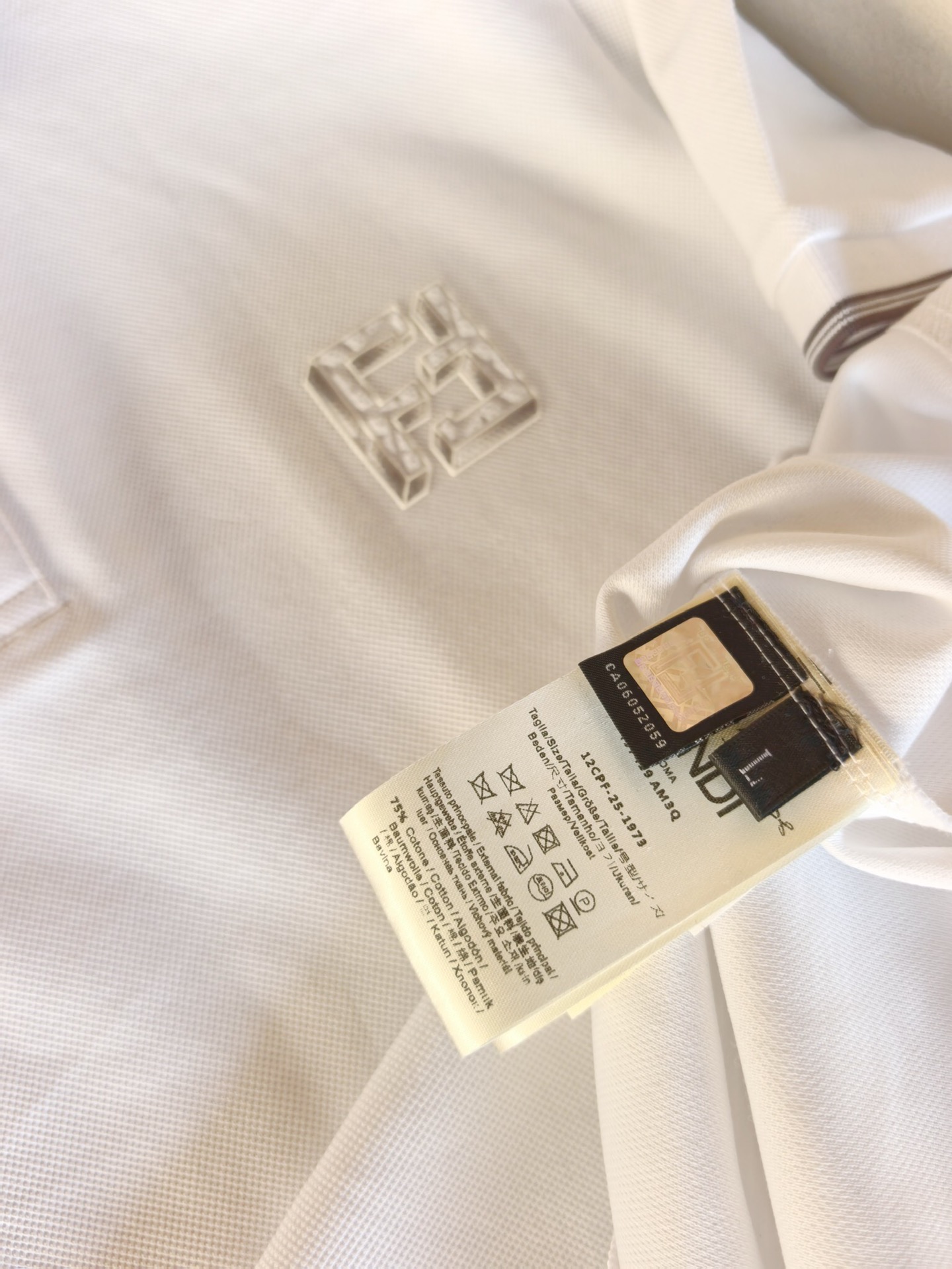 FENDI 2026新款芬迪男士双面珠地Polo衫，这款Polo衫采用丝光双面珠地面料织造，肌理立体透气