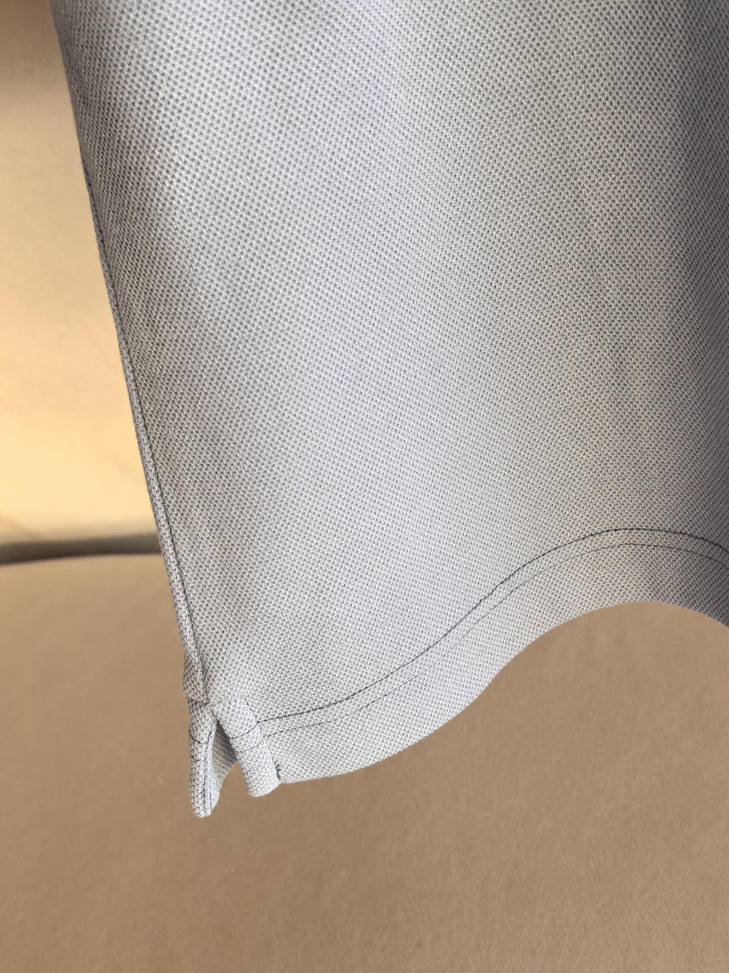 FENDI 2026新款芬迪男士双面珠地Polo衫，这款Polo衫采用丝光双面珠地面料织造，肌理立体透气