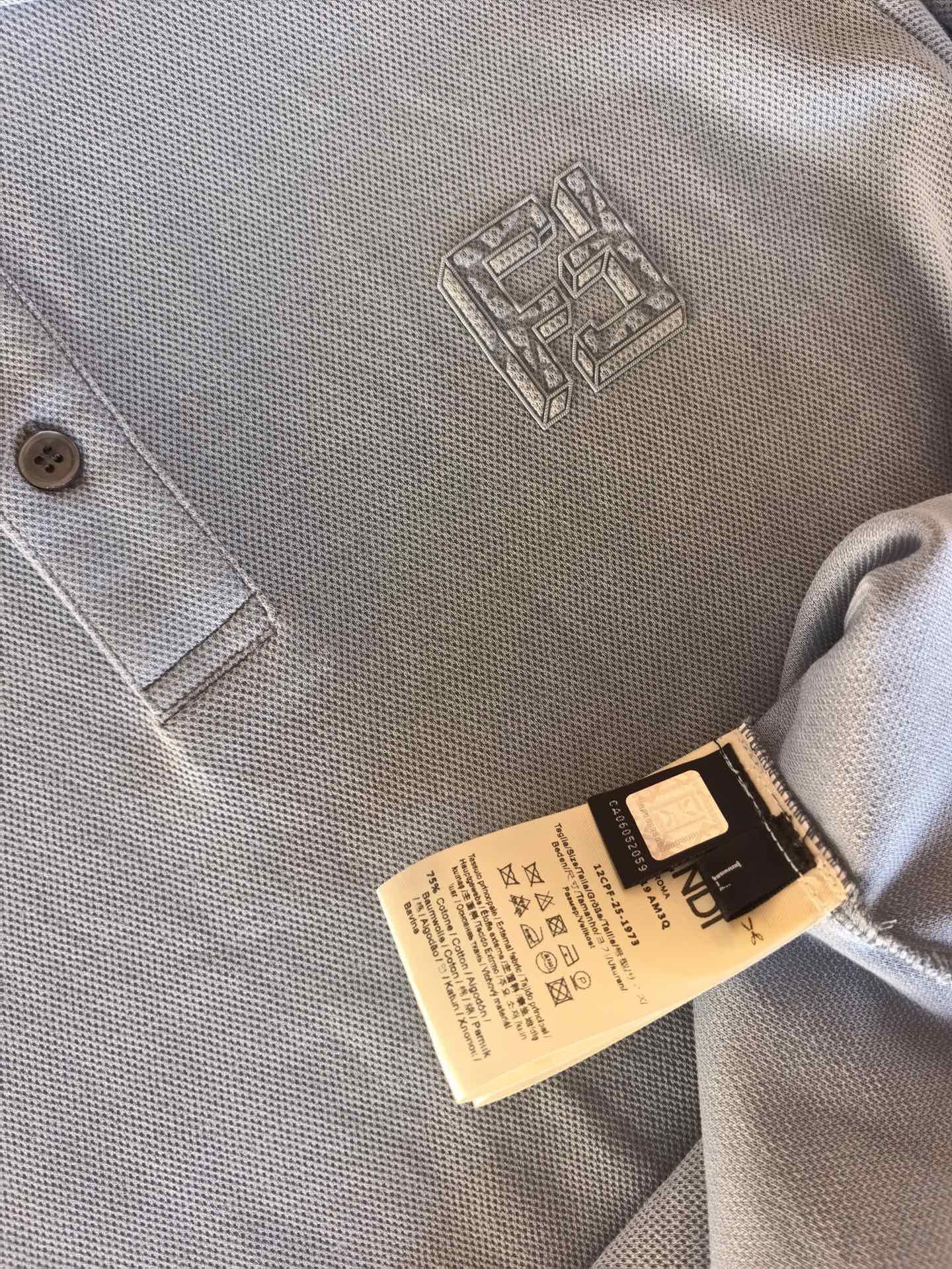 FENDI 2026新款芬迪男士双面珠地Polo衫，这款Polo衫采用丝光双面珠地面料织造，肌理立体透气
