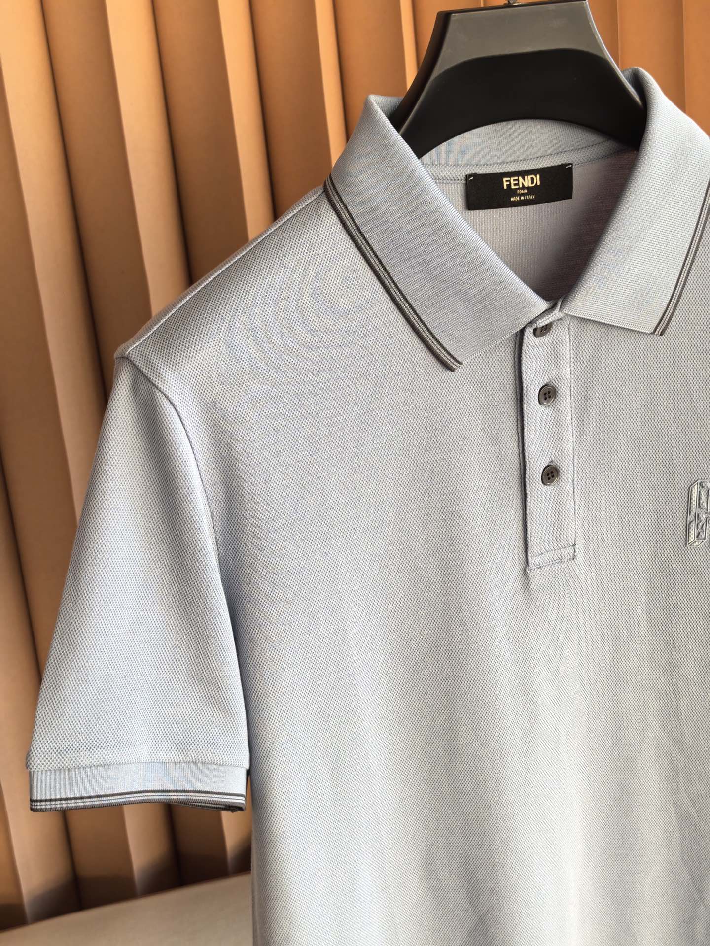 FENDI 2026新款芬迪男士双面珠地Polo衫，这款Polo衫采用丝光双面珠地面料织造，肌理立体透气