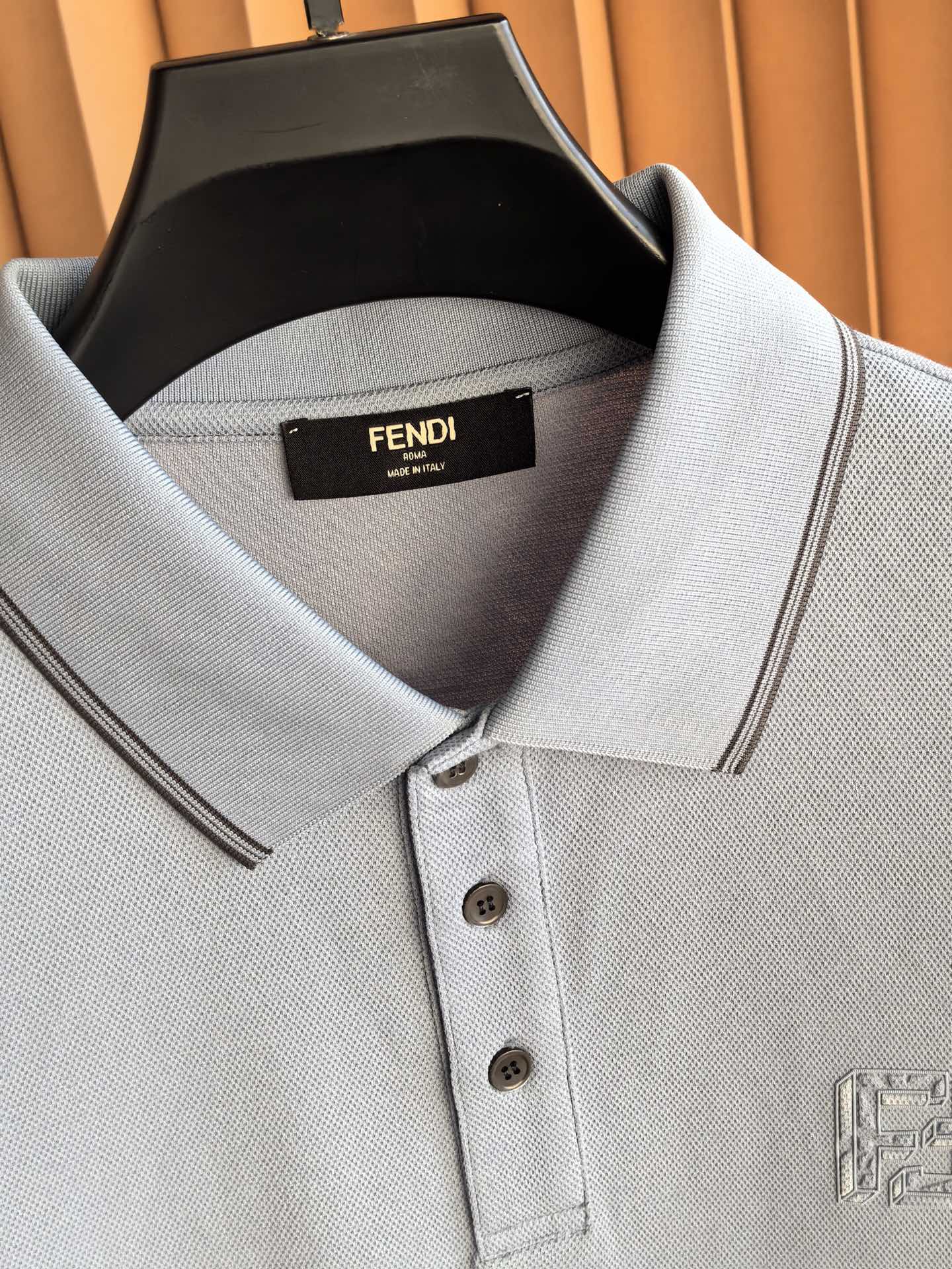 FENDI 2026新款芬迪男士双面珠地Polo衫，这款Polo衫采用丝光双面珠地面料织造，肌理立体透气