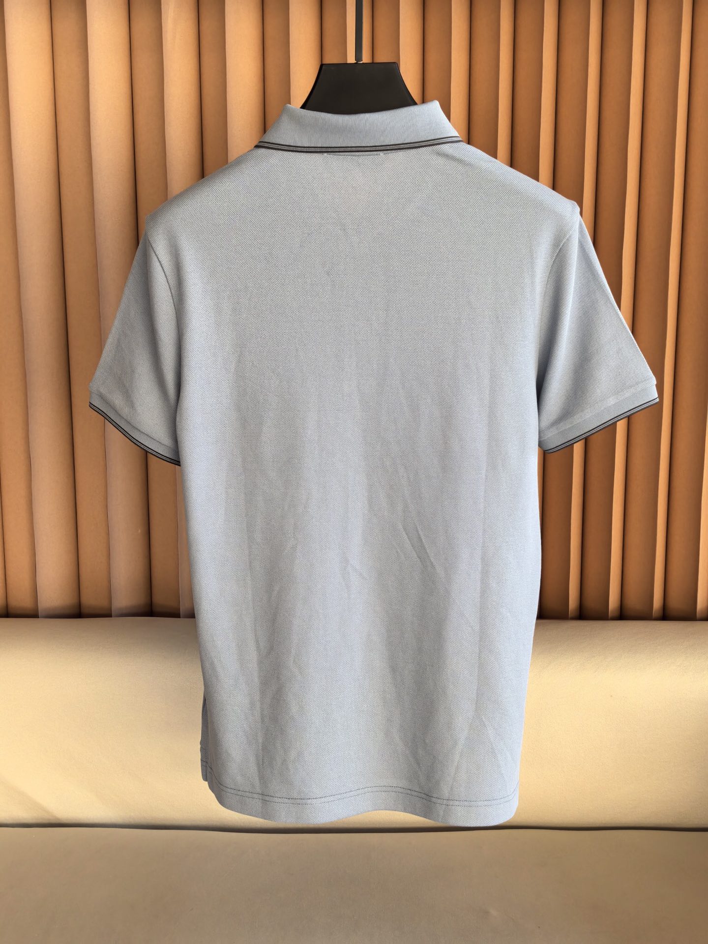 FENDI 2026新款芬迪男士双面珠地Polo衫，这款Polo衫采用丝光双面珠地面料织造，肌理立体透气