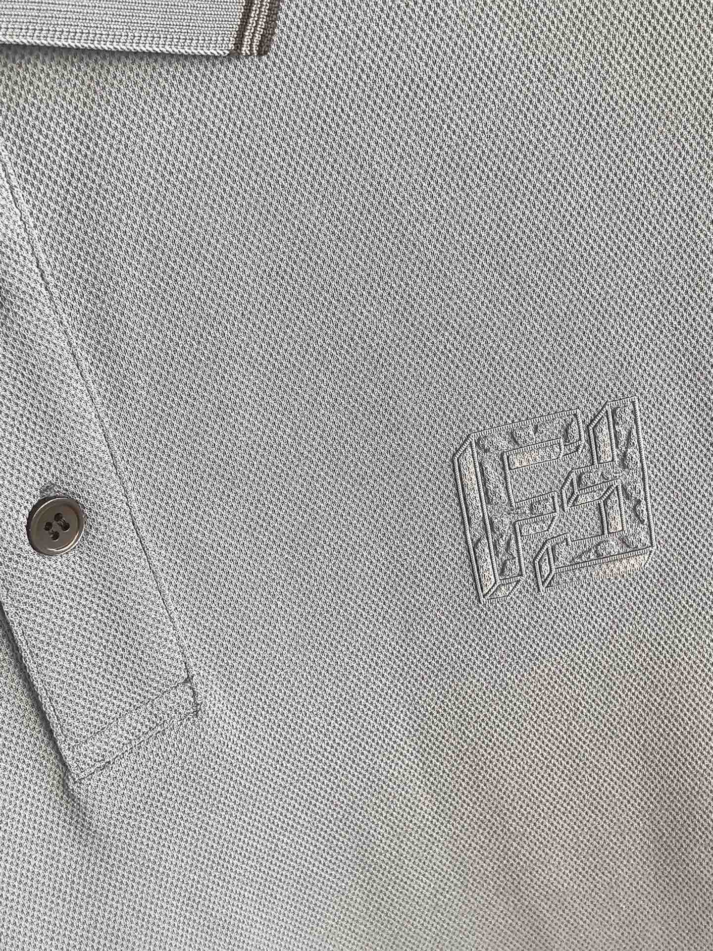 FENDI 2026新款芬迪男士双面珠地Polo衫，这款Polo衫采用丝光双面珠地面料织造，肌理立体透气