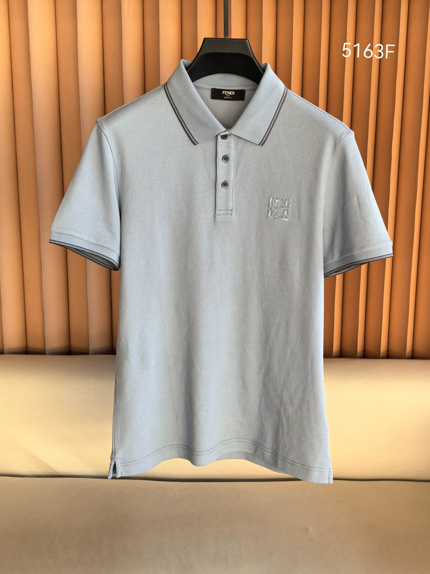 FENDI 2026新款芬迪男士双面珠地Polo衫，这款Polo衫采用丝光双面珠地面料织造，肌理立体透气