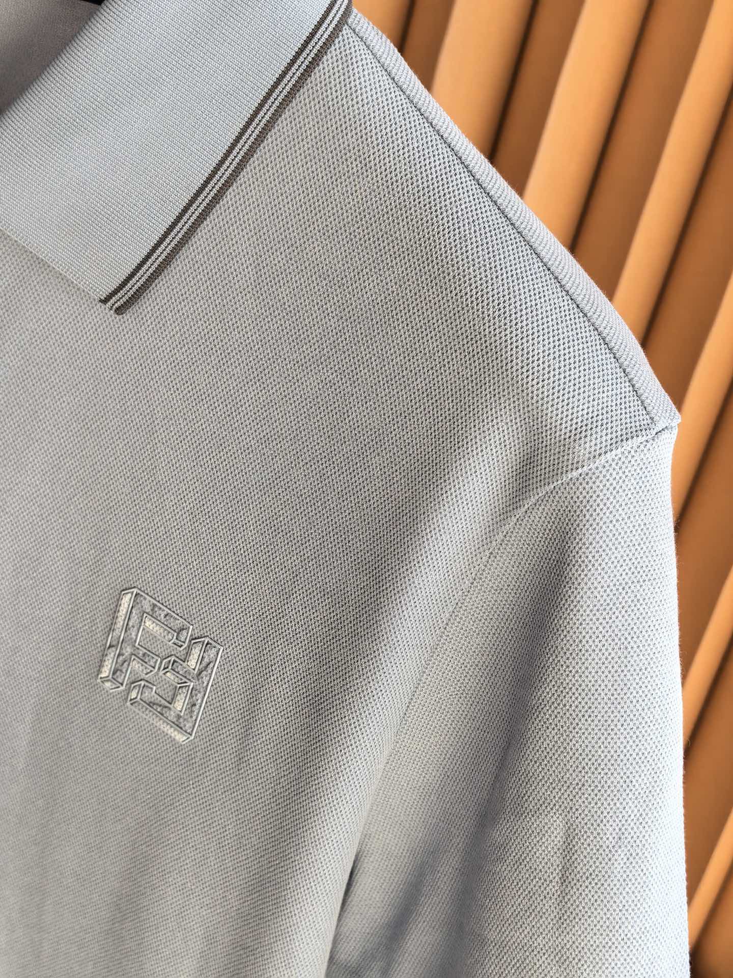 FENDI 2026新款芬迪男士双面珠地Polo衫，这款Polo衫采用丝光双面珠地面料织造，肌理立体透气